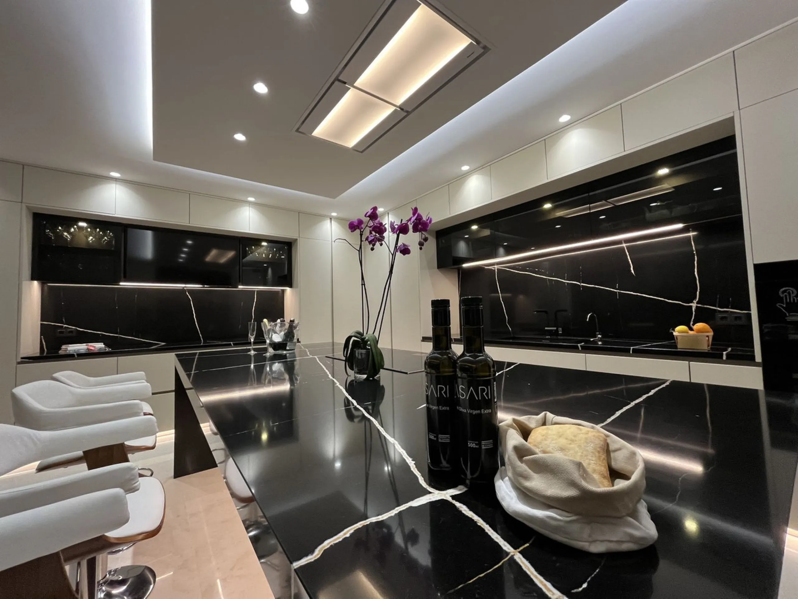 House - Detached Villa в продаже в Marbella, Málaga. В доме 5 спален и 6 ванных комнат. Площадь дома 630 м². Площадь участка 2105 м²