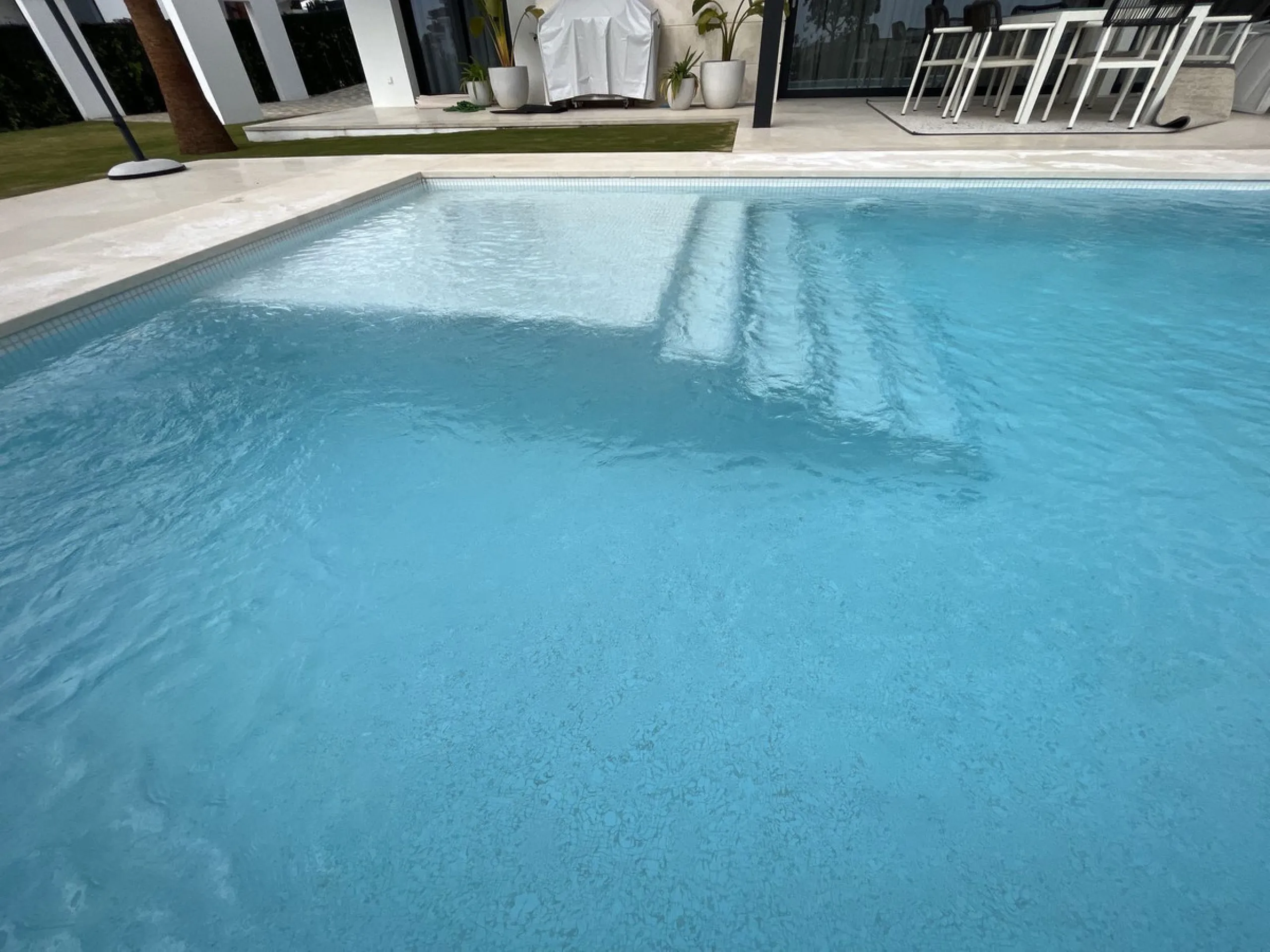 House - Detached Villa в продаже в Marbella, Málaga. В доме 5 спален и 6 ванных комнат. Площадь дома 630 м². Площадь участка 2105 м²