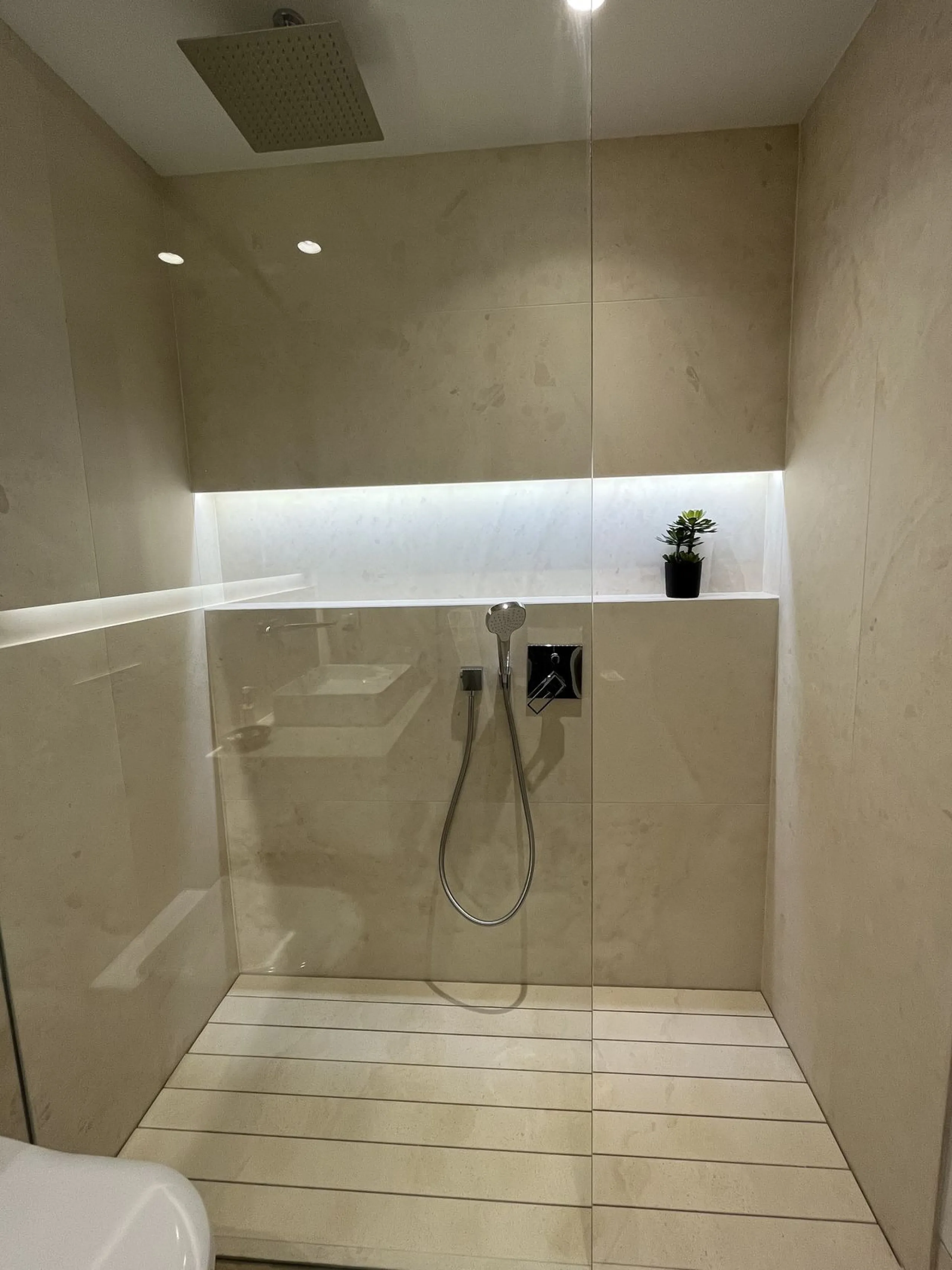 House - Detached Villa в продаже в Marbella, Málaga. В доме 5 спален и 6 ванных комнат. Площадь дома 630 м². Площадь участка 2105 м²