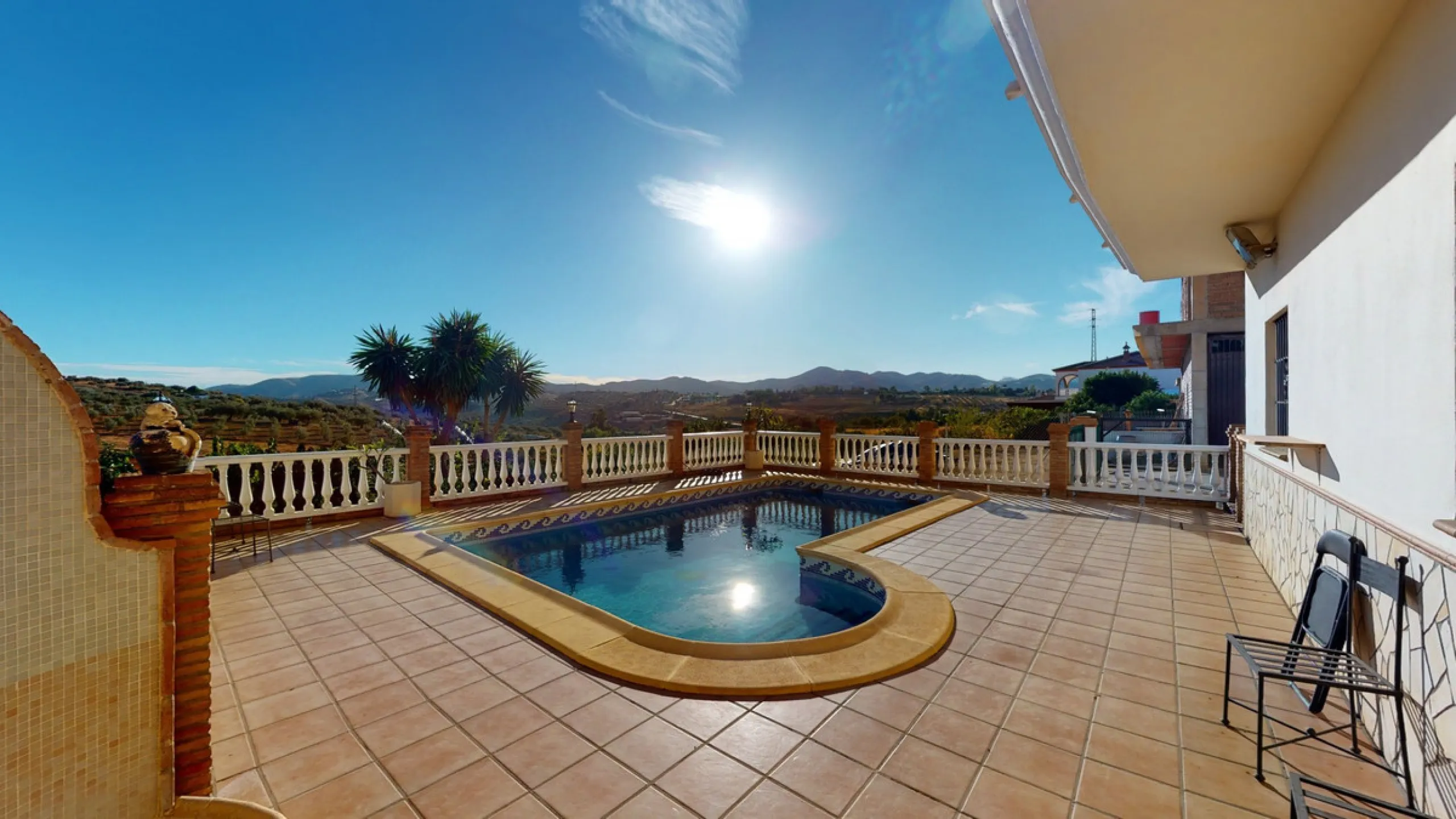 This well-located spacious villa offers the possibility for two families to live separately. The garage of 217 m2 has room for 5 cars, an office and storage space. Entrance to the garden with nice pool, shower, fruit trees and henhouse. Separate room with