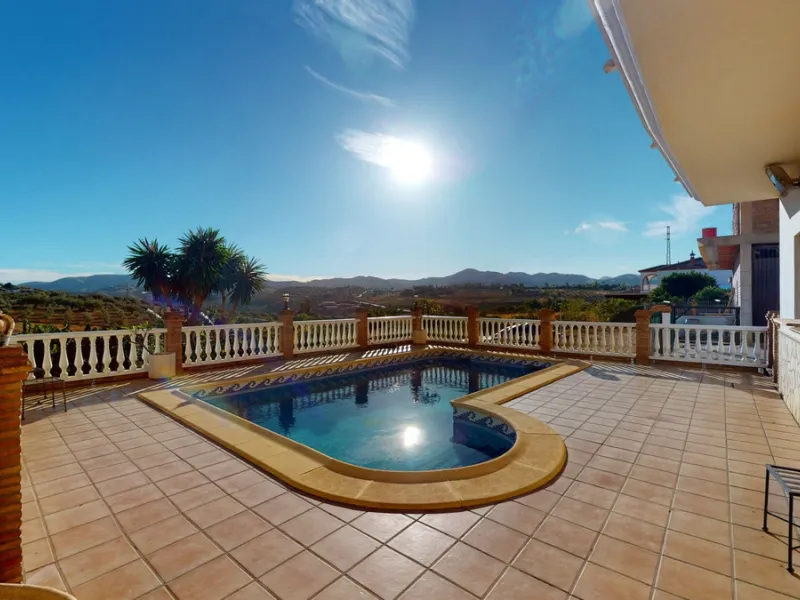 This well-located spacious villa offers the possibility for two families to live separately. The garage of 217 m2 has room for 5 cars, an office and storage space. Entrance to the garden with nice pool, shower, fruit trees and henhouse. Separate room with