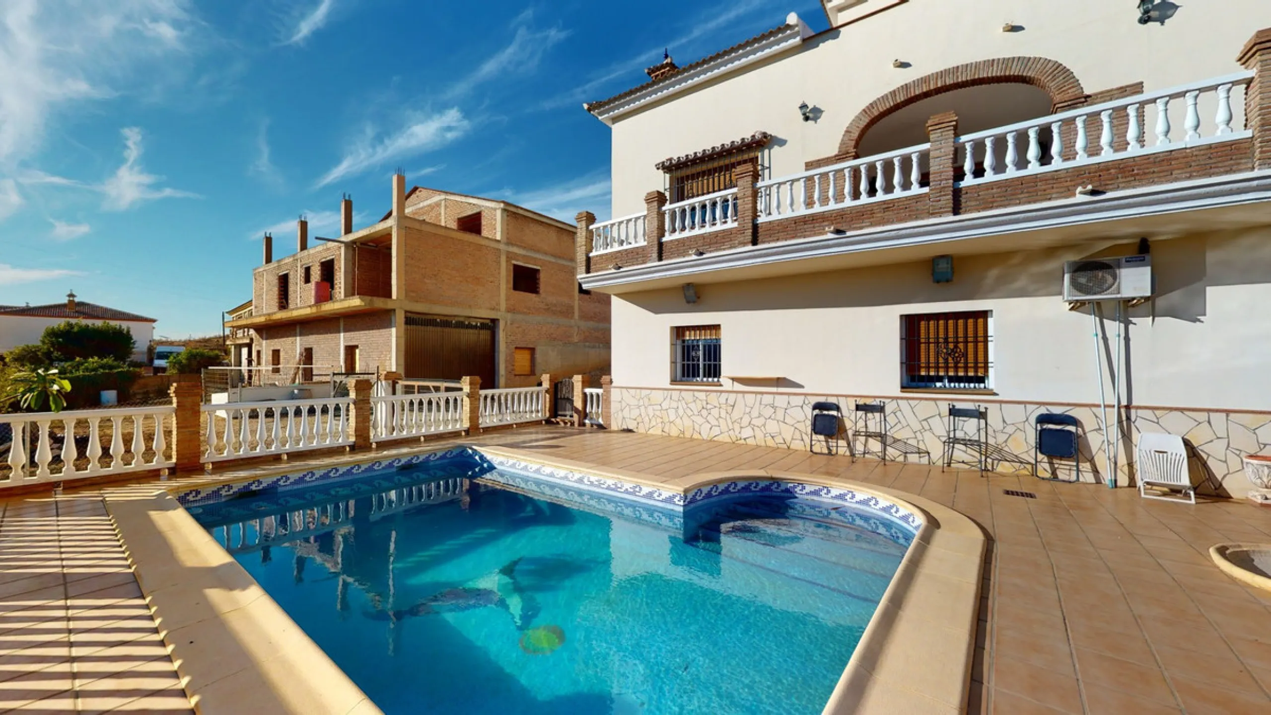 This well-located spacious villa offers the possibility for two families to live separately. The garage of 217 m2 has room for 5 cars, an office and storage space. Entrance to the garden with nice pool, shower, fruit trees and henhouse. Separate room with