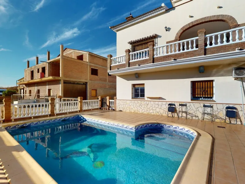 This well-located spacious villa offers the possibility for two families to live separately. The garage of 217 m2 has room for 5 cars, an office and storage space. Entrance to the garden with nice pool, shower, fruit trees and henhouse. Separate room with