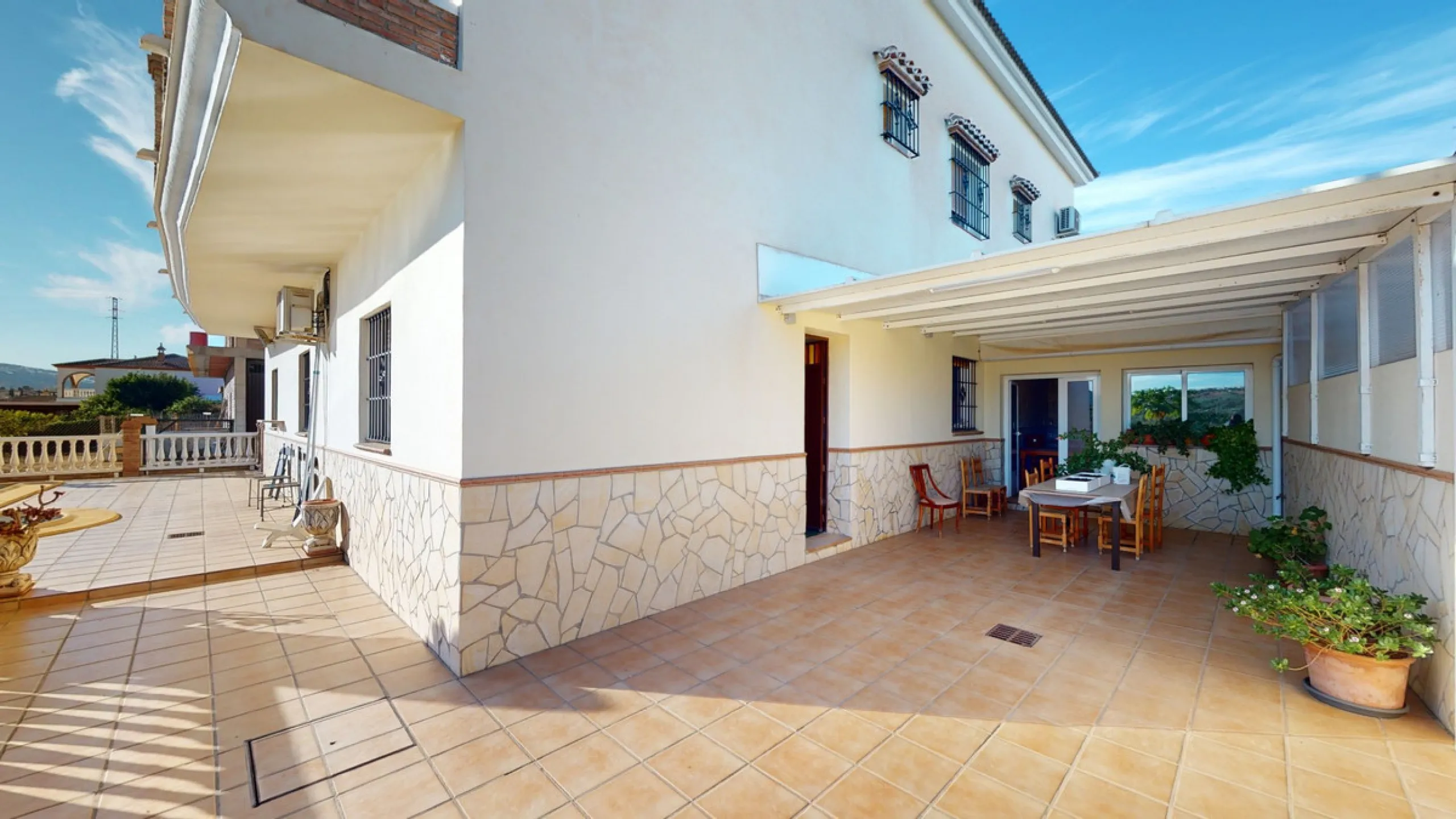 This well-located spacious villa offers the possibility for two families to live separately. The garage of 217 m2 has room for 5 cars, an office and storage space. Entrance to the garden with nice pool, shower, fruit trees and henhouse. Separate room with