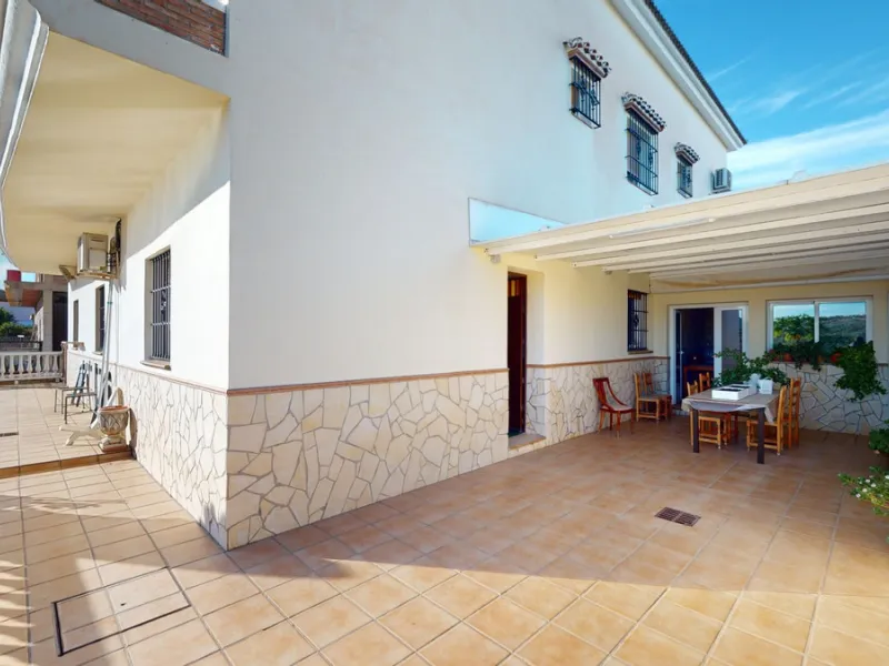This well-located spacious villa offers the possibility for two families to live separately. The garage of 217 m2 has room for 5 cars, an office and storage space. Entrance to the garden with nice pool, shower, fruit trees and henhouse. Separate room with