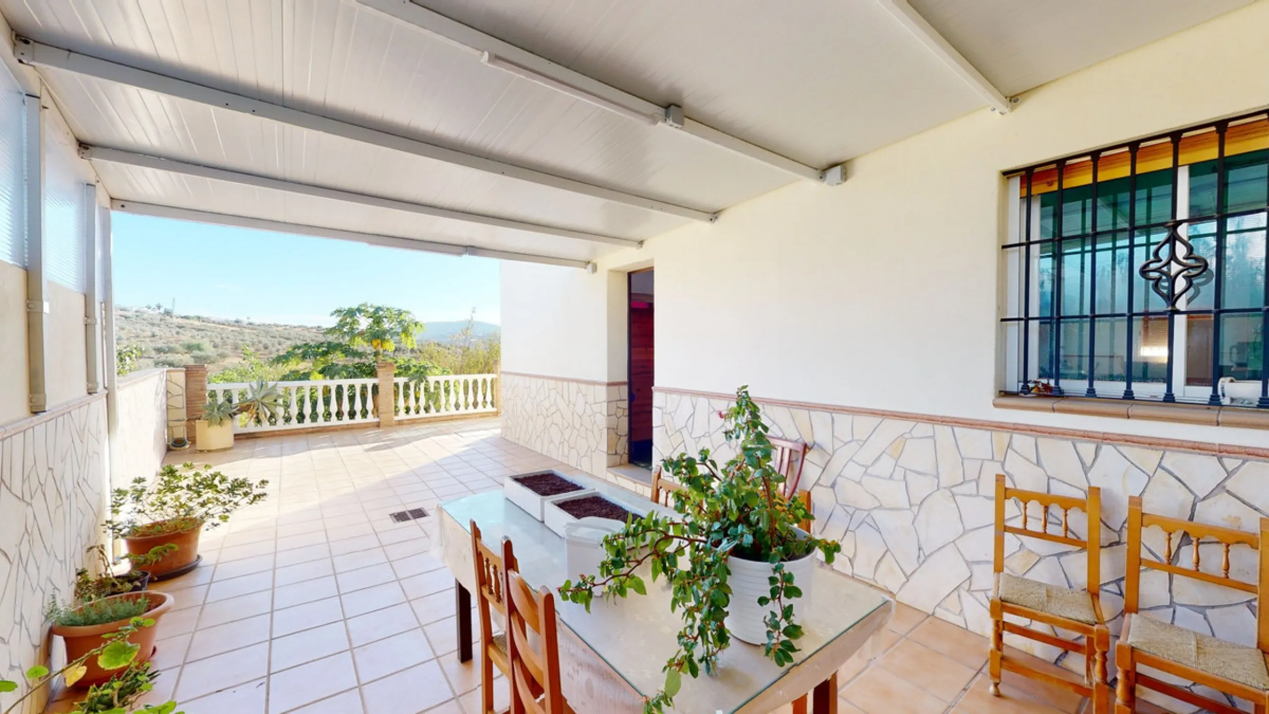 This well-located spacious villa offers the possibility for two families to live separately. The garage of 217 m2 has room for 5 cars, an office and storage space. Entrance to the garden with nice pool, shower, fruit trees and henhouse. Separate room with
