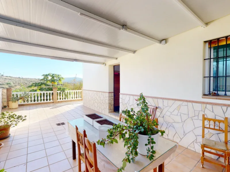 This well-located spacious villa offers the possibility for two families to live separately. The garage of 217 m2 has room for 5 cars, an office and storage space. Entrance to the garden with nice pool, shower, fruit trees and henhouse. Separate room with