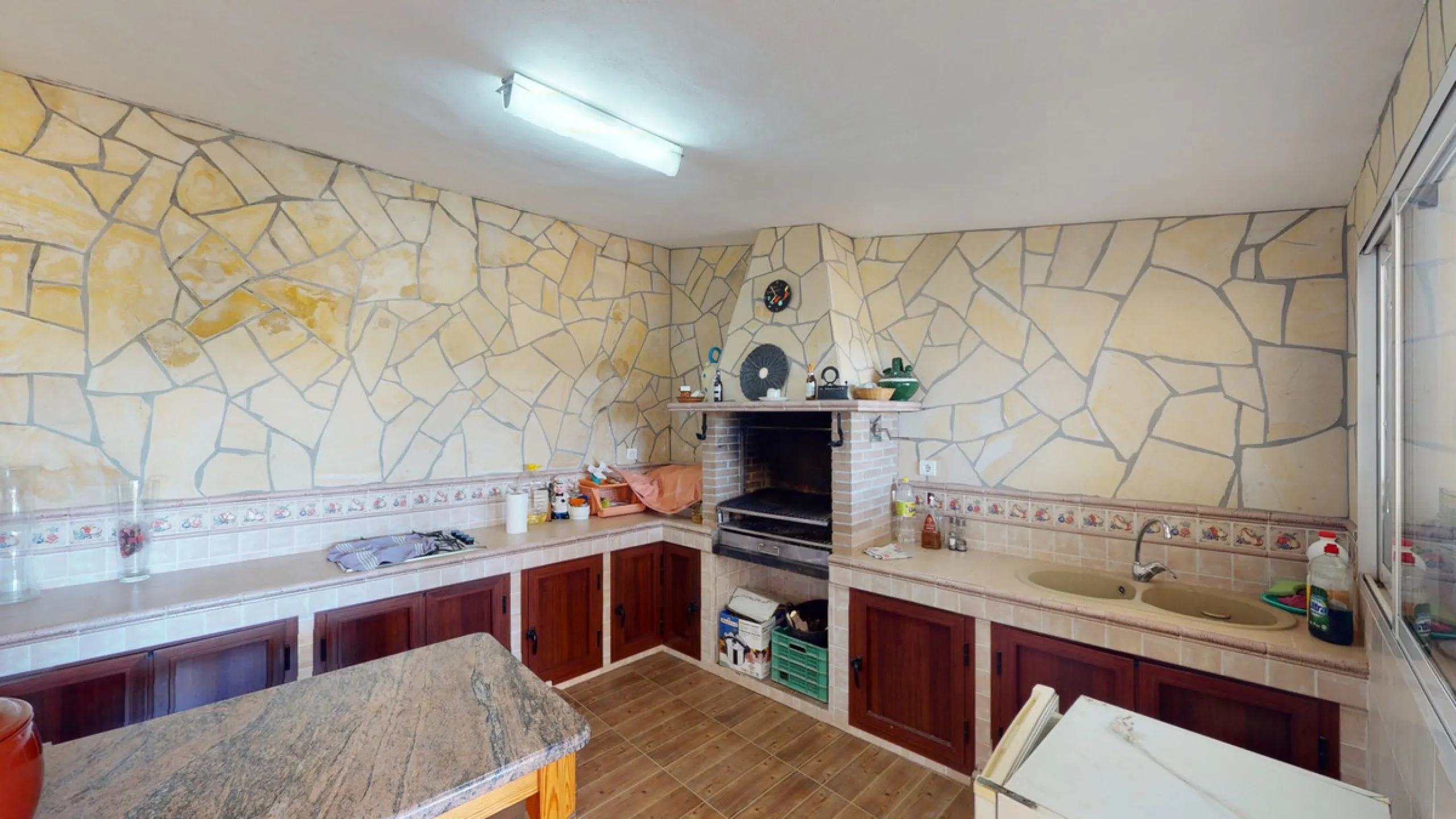 This well-located spacious villa offers the possibility for two families to live separately. The garage of 217 m2 has room for 5 cars, an office and storage space. Entrance to the garden with nice pool, shower, fruit trees and henhouse. Separate room with