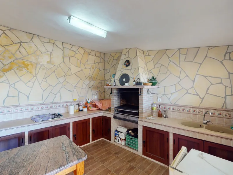 This well-located spacious villa offers the possibility for two families to live separately. The garage of 217 m2 has room for 5 cars, an office and storage space. Entrance to the garden with nice pool, shower, fruit trees and henhouse. Separate room with