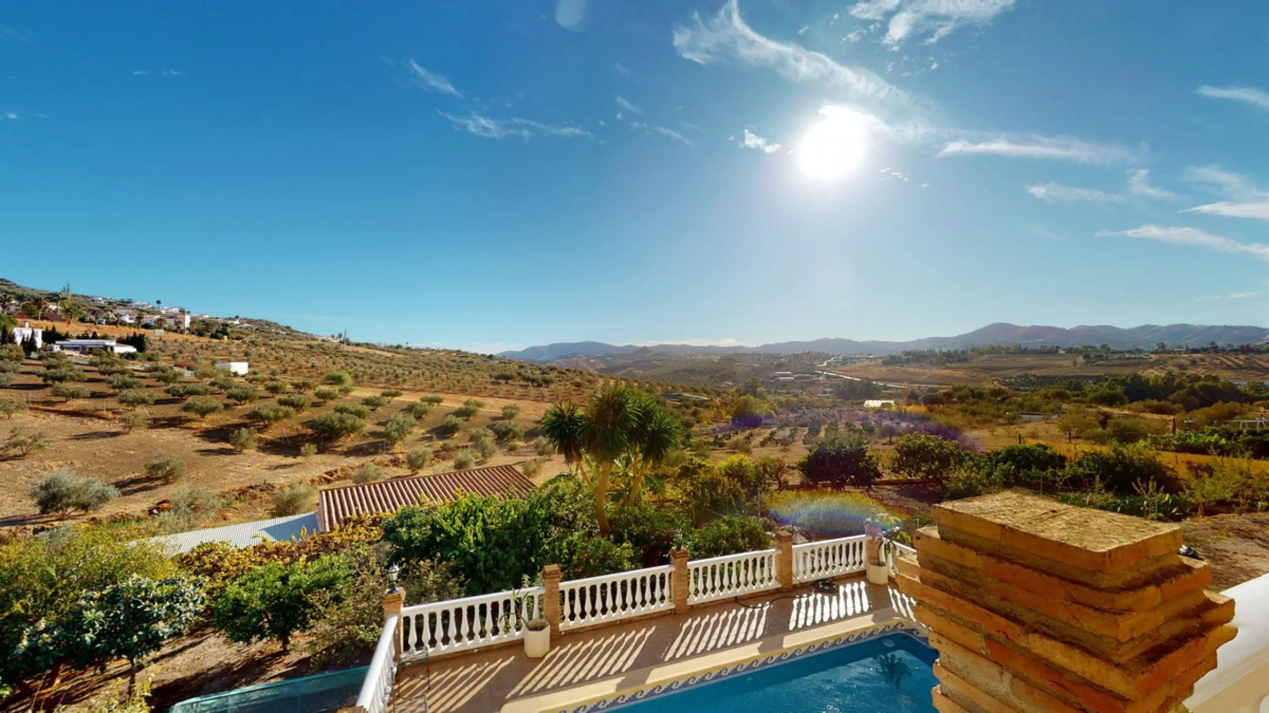 This well-located spacious villa offers the possibility for two families to live separately. The garage of 217 m2 has room for 5 cars, an office and storage space. Entrance to the garden with nice pool, shower, fruit trees and henhouse. Separate room with