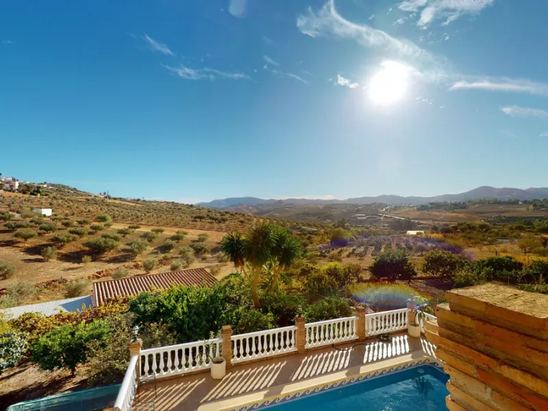This well-located spacious villa offers the possibility for two families to live separately. The garage of 217 m2 has room for 5 cars, an office and storage space. Entrance to the garden with nice pool, shower, fruit trees and henhouse. Separate room with