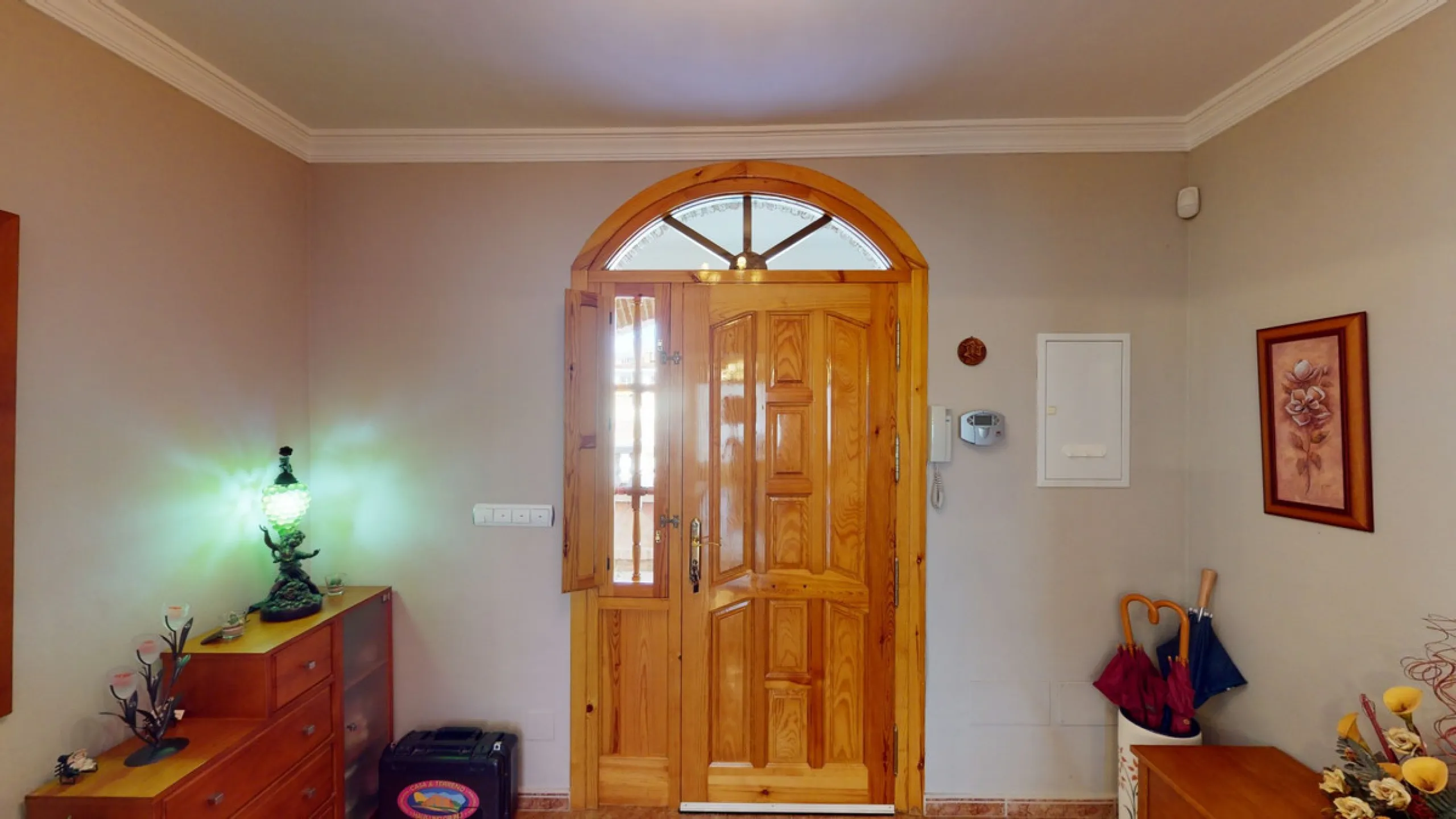 This well-located spacious villa offers the possibility for two families to live separately. The garage of 217 m2 has room for 5 cars, an office and storage space. Entrance to the garden with nice pool, shower, fruit trees and henhouse. Separate room with