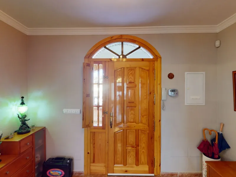 This well-located spacious villa offers the possibility for two families to live separately. The garage of 217 m2 has room for 5 cars, an office and storage space. Entrance to the garden with nice pool, shower, fruit trees and henhouse. Separate room with