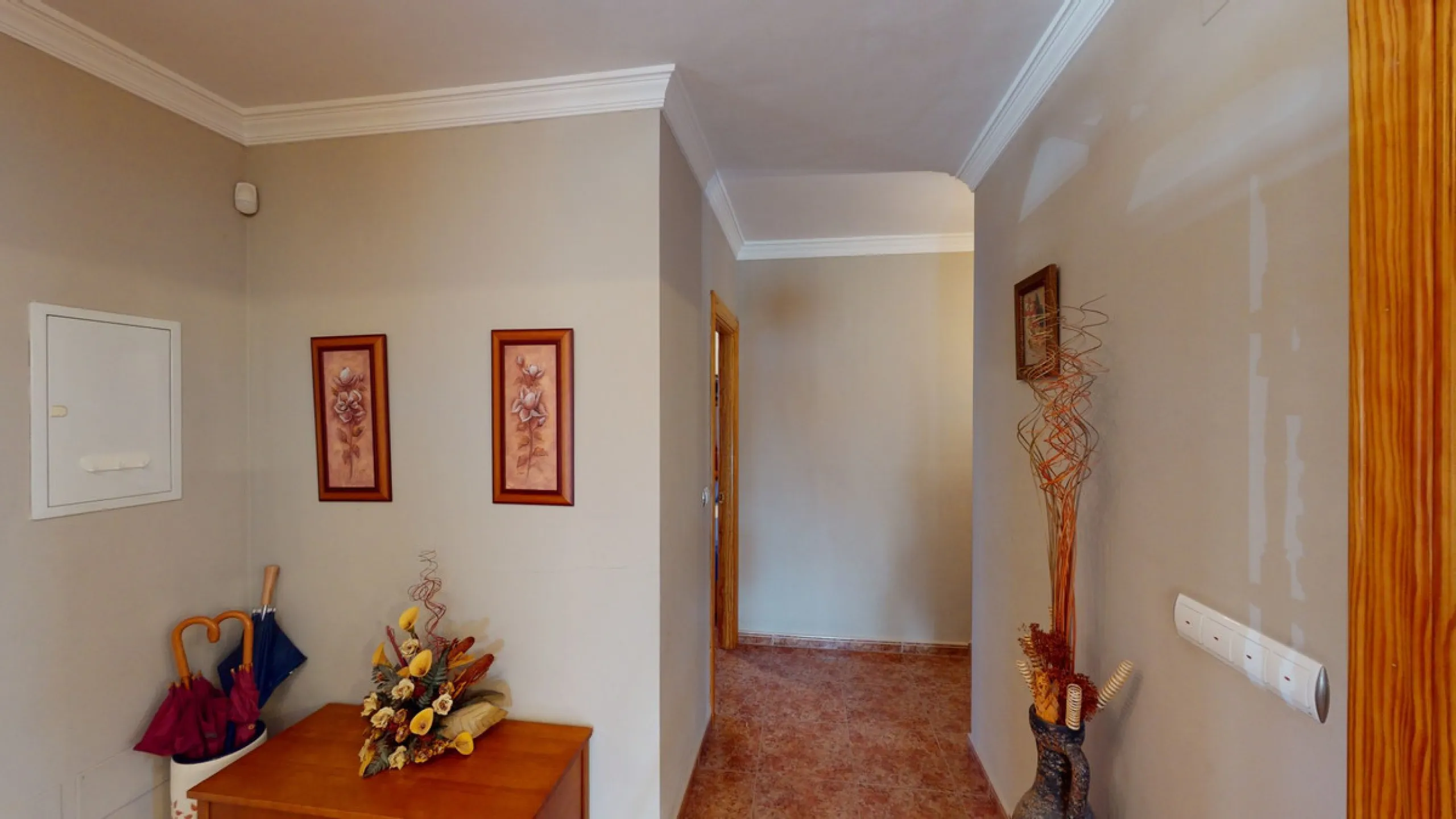 This well-located spacious villa offers the possibility for two families to live separately. The garage of 217 m2 has room for 5 cars, an office and storage space. Entrance to the garden with nice pool, shower, fruit trees and henhouse. Separate room with
