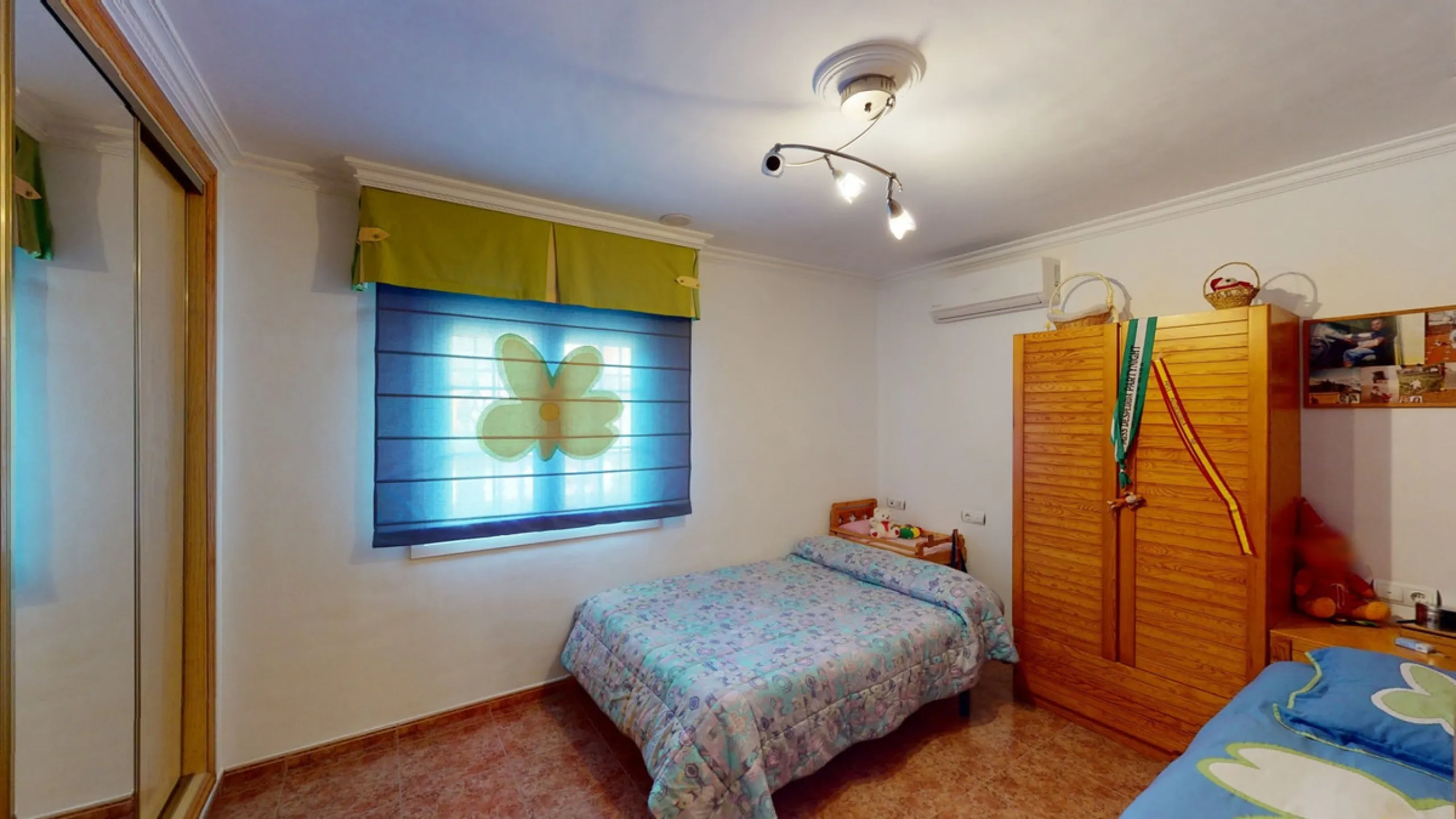 This well-located spacious villa offers the possibility for two families to live separately. The garage of 217 m2 has room for 5 cars, an office and storage space. Entrance to the garden with nice pool, shower, fruit trees and henhouse. Separate room with