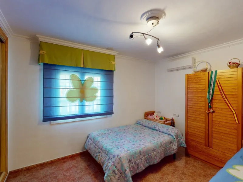 This well-located spacious villa offers the possibility for two families to live separately. The garage of 217 m2 has room for 5 cars, an office and storage space. Entrance to the garden with nice pool, shower, fruit trees and henhouse. Separate room with
