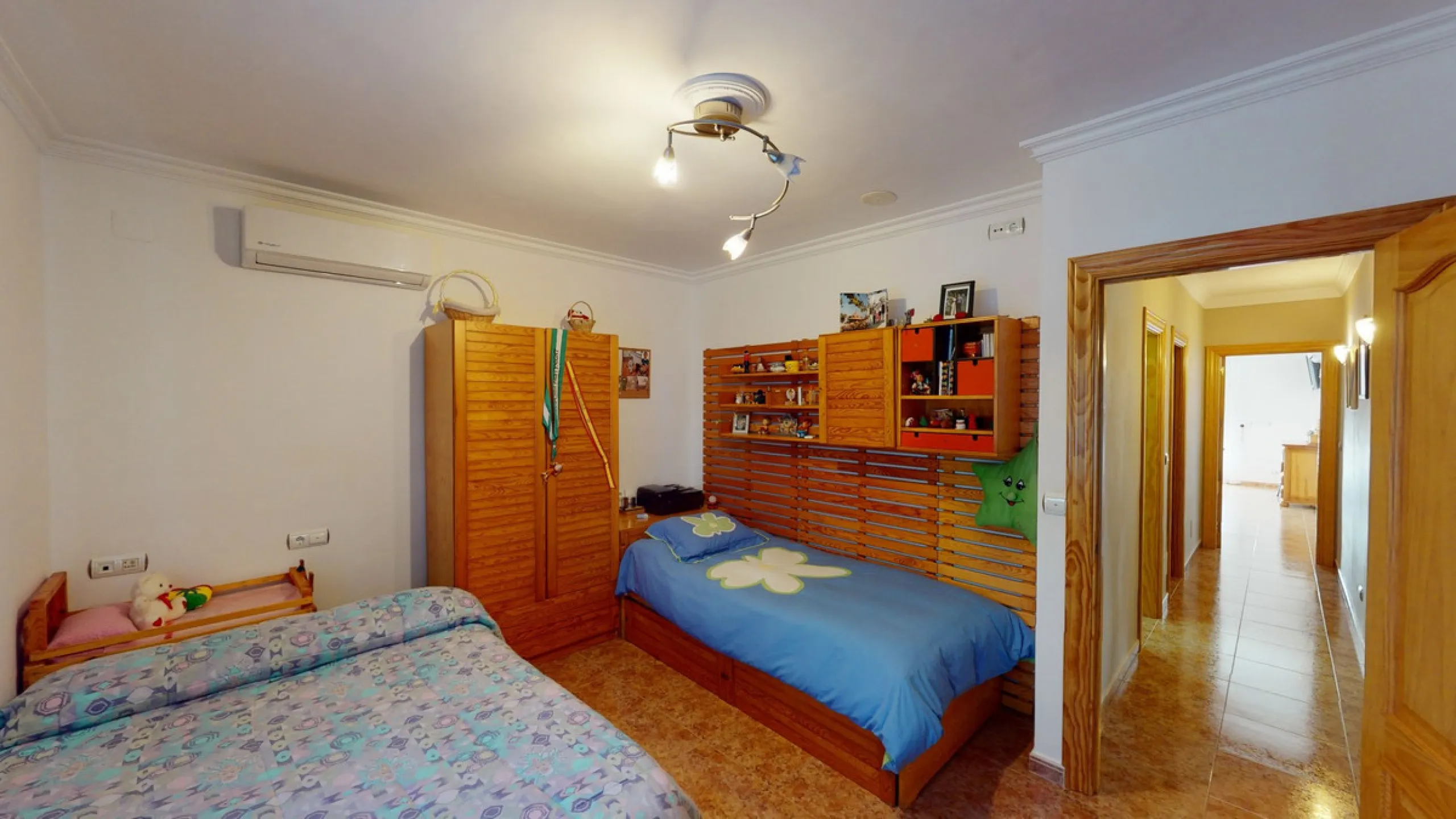 This well-located spacious villa offers the possibility for two families to live separately. The garage of 217 m2 has room for 5 cars, an office and storage space. Entrance to the garden with nice pool, shower, fruit trees and henhouse. Separate room with