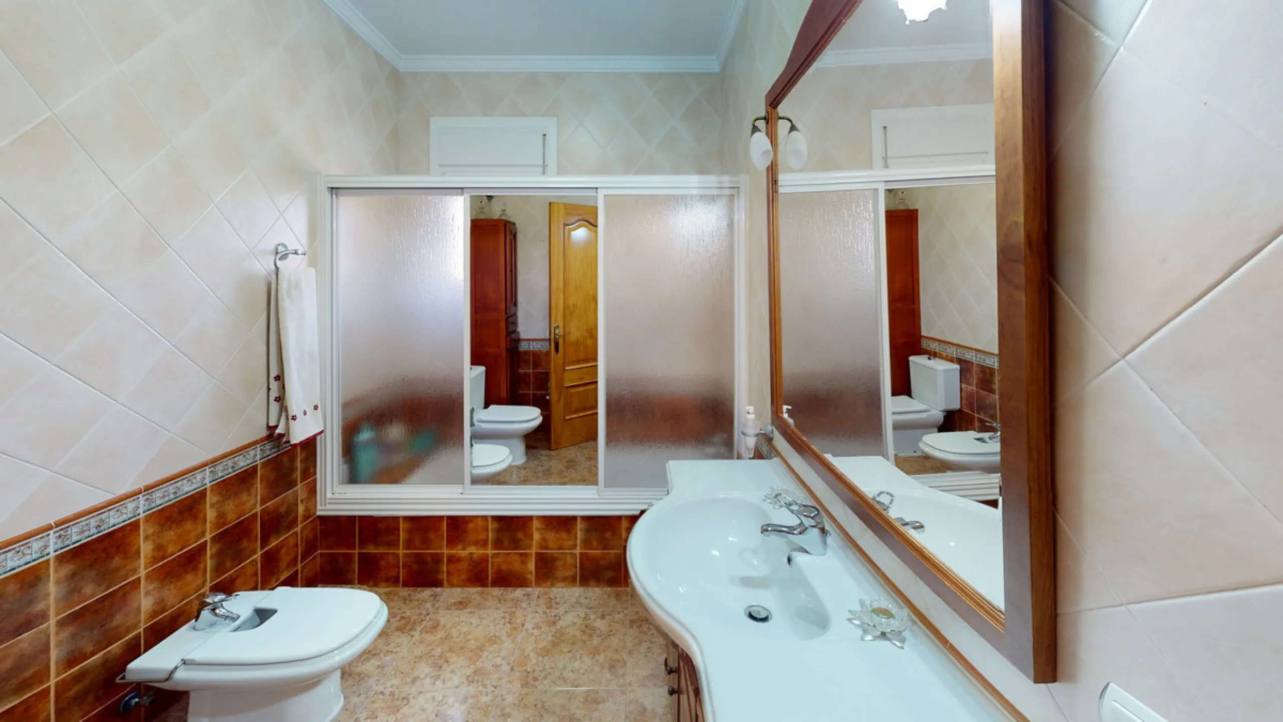 This well-located spacious villa offers the possibility for two families to live separately. The garage of 217 m2 has room for 5 cars, an office and storage space. Entrance to the garden with nice pool, shower, fruit trees and henhouse. Separate room with