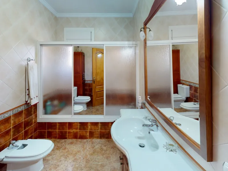 This well-located spacious villa offers the possibility for two families to live separately. The garage of 217 m2 has room for 5 cars, an office and storage space. Entrance to the garden with nice pool, shower, fruit trees and henhouse. Separate room with