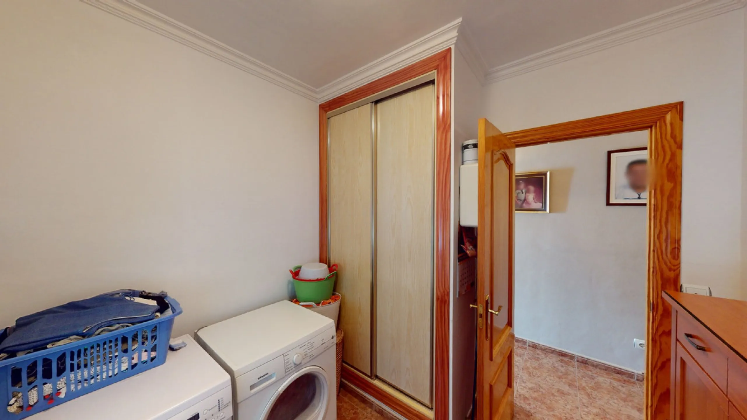 This well-located spacious villa offers the possibility for two families to live separately. The garage of 217 m2 has room for 5 cars, an office and storage space. Entrance to the garden with nice pool, shower, fruit trees and henhouse. Separate room with