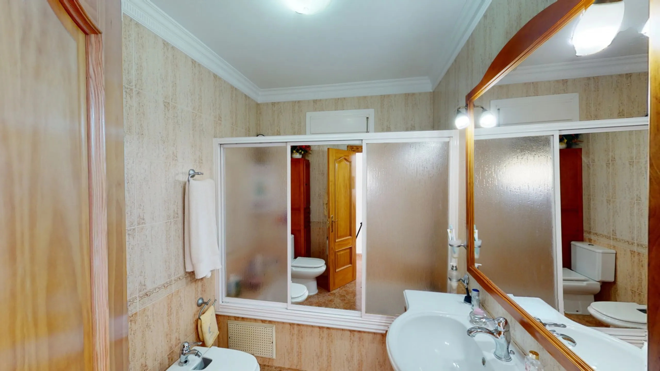 This well-located spacious villa offers the possibility for two families to live separately. The garage of 217 m2 has room for 5 cars, an office and storage space. Entrance to the garden with nice pool, shower, fruit trees and henhouse. Separate room with