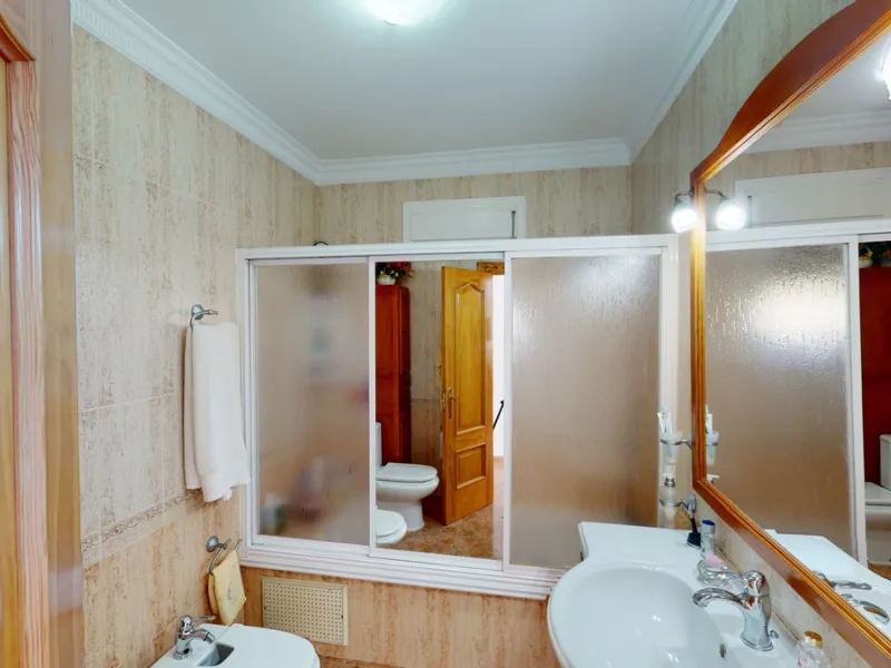 This well-located spacious villa offers the possibility for two families to live separately. The garage of 217 m2 has room for 5 cars, an office and storage space. Entrance to the garden with nice pool, shower, fruit trees and henhouse. Separate room with