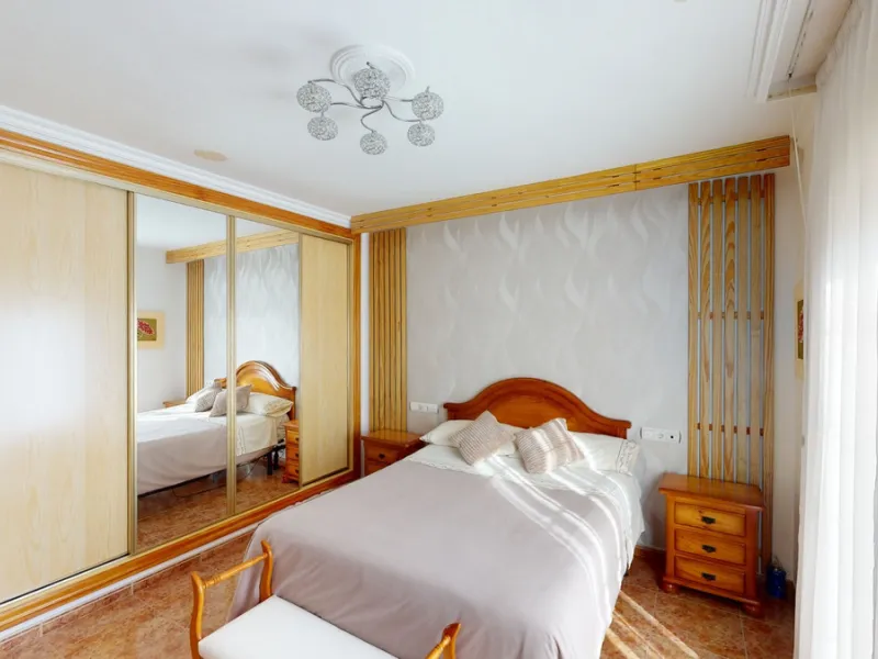 This well-located spacious villa offers the possibility for two families to live separately. The garage of 217 m2 has room for 5 cars, an office and storage space. Entrance to the garden with nice pool, shower, fruit trees and henhouse. Separate room with