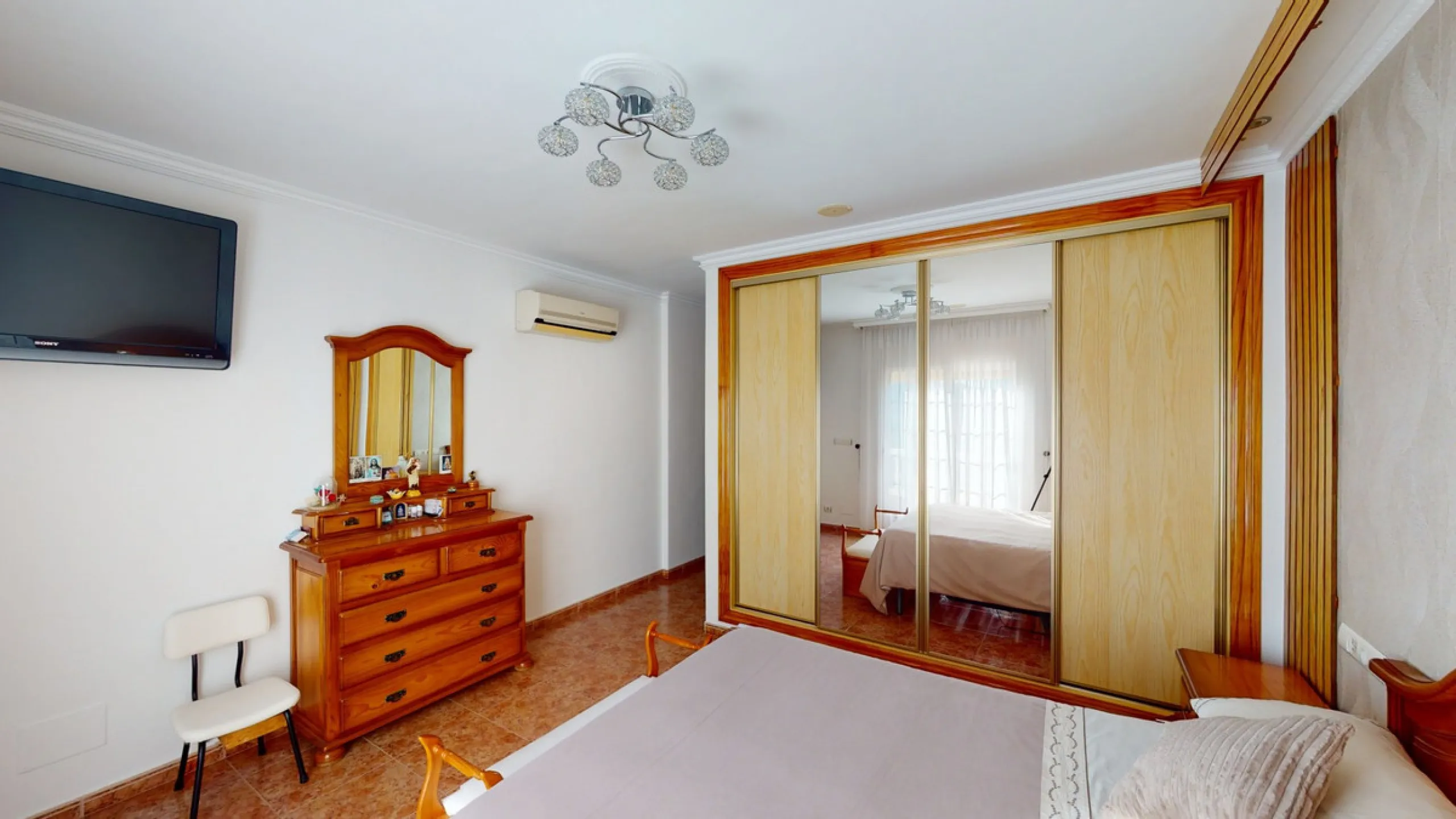 This well-located spacious villa offers the possibility for two families to live separately. The garage of 217 m2 has room for 5 cars, an office and storage space. Entrance to the garden with nice pool, shower, fruit trees and henhouse. Separate room with