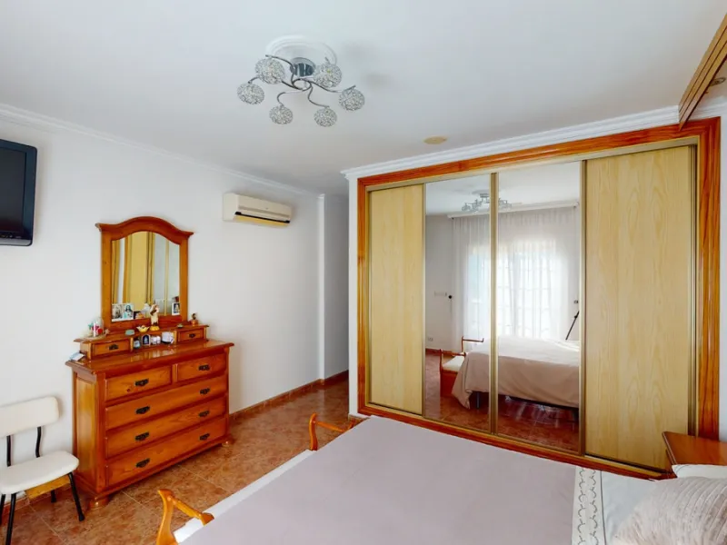 This well-located spacious villa offers the possibility for two families to live separately. The garage of 217 m2 has room for 5 cars, an office and storage space. Entrance to the garden with nice pool, shower, fruit trees and henhouse. Separate room with