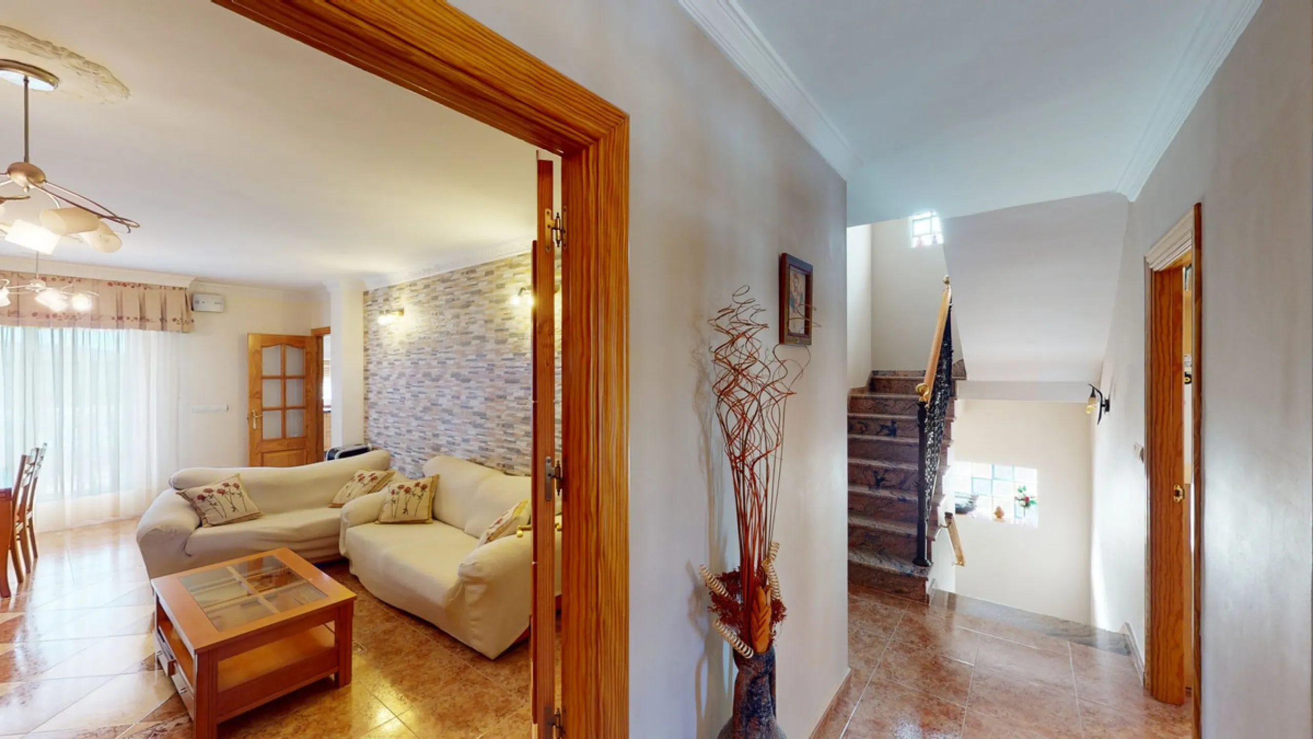 This well-located spacious villa offers the possibility for two families to live separately. The garage of 217 m2 has room for 5 cars, an office and storage space. Entrance to the garden with nice pool, shower, fruit trees and henhouse. Separate room with