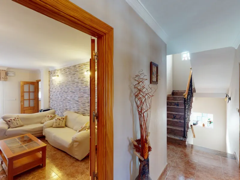 This well-located spacious villa offers the possibility for two families to live separately. The garage of 217 m2 has room for 5 cars, an office and storage space. Entrance to the garden with nice pool, shower, fruit trees and henhouse. Separate room with