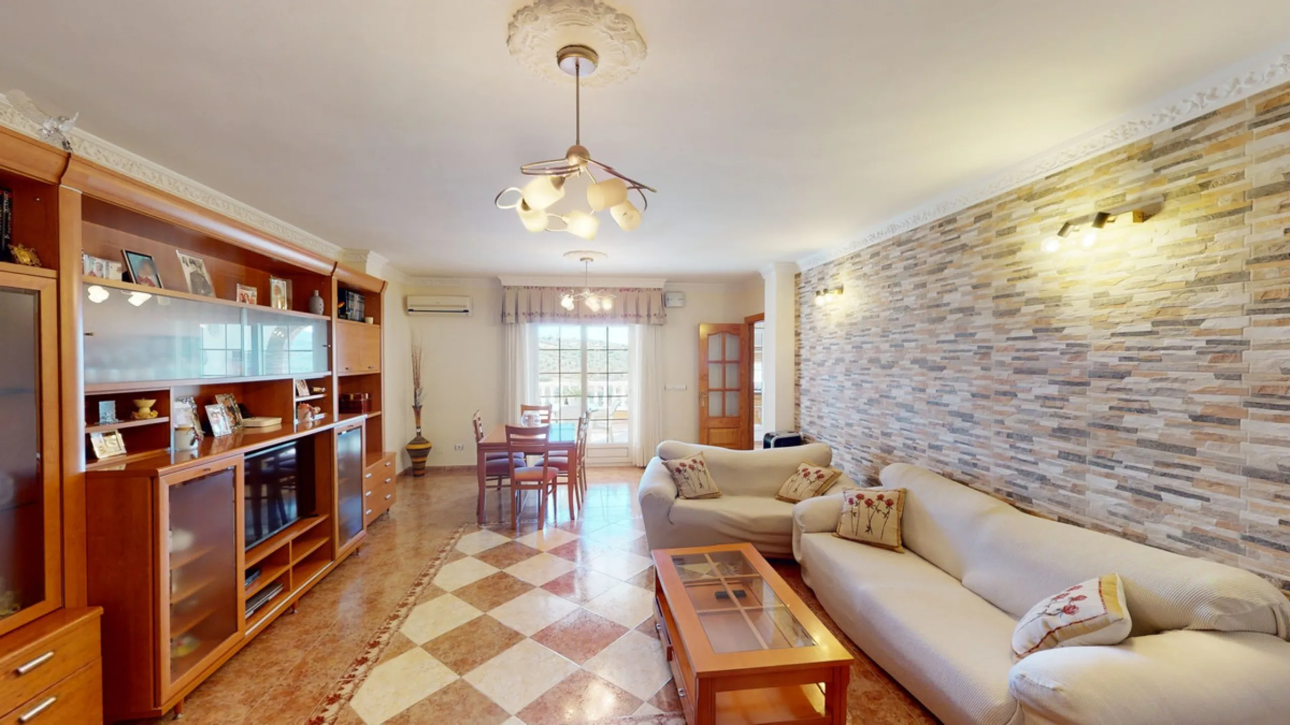 This well-located spacious villa offers the possibility for two families to live separately. The garage of 217 m2 has room for 5 cars, an office and storage space. Entrance to the garden with nice pool, shower, fruit trees and henhouse. Separate room with