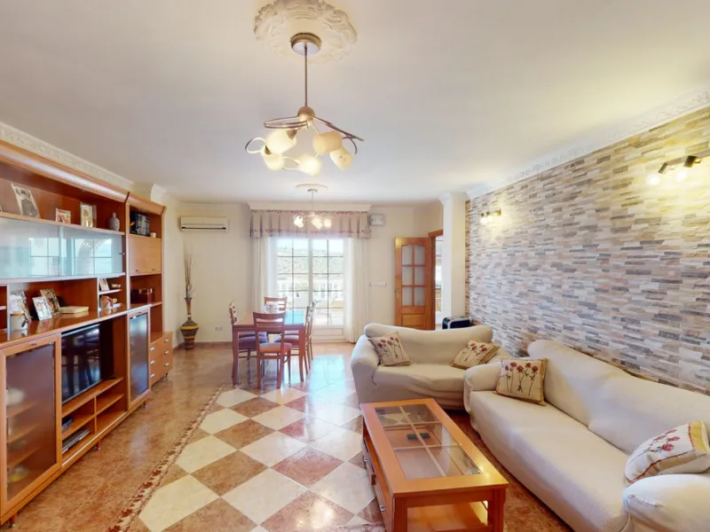 This well-located spacious villa offers the possibility for two families to live separately. The garage of 217 m2 has room for 5 cars, an office and storage space. Entrance to the garden with nice pool, shower, fruit trees and henhouse. Separate room with