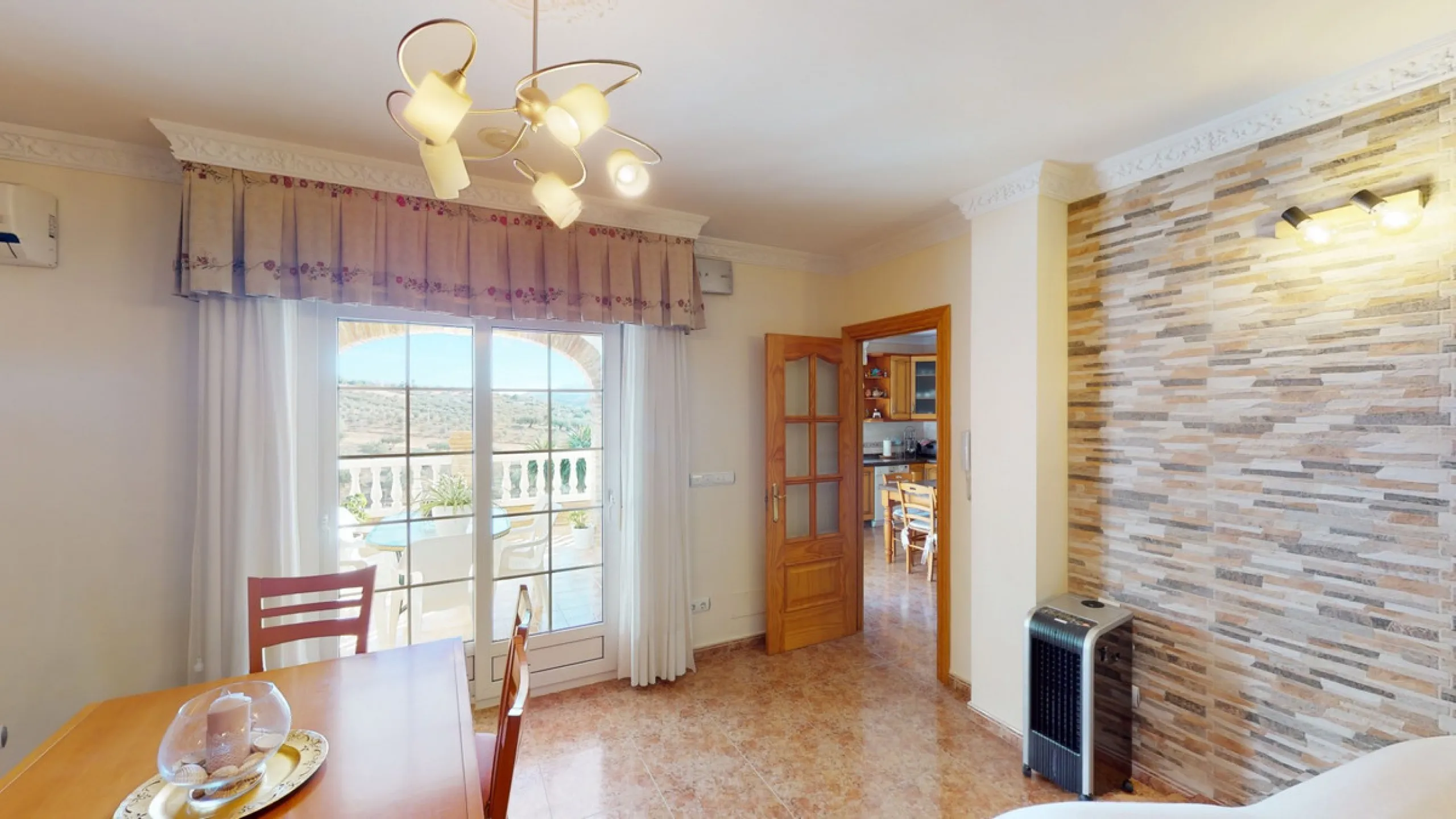 This well-located spacious villa offers the possibility for two families to live separately. The garage of 217 m2 has room for 5 cars, an office and storage space. Entrance to the garden with nice pool, shower, fruit trees and henhouse. Separate room with