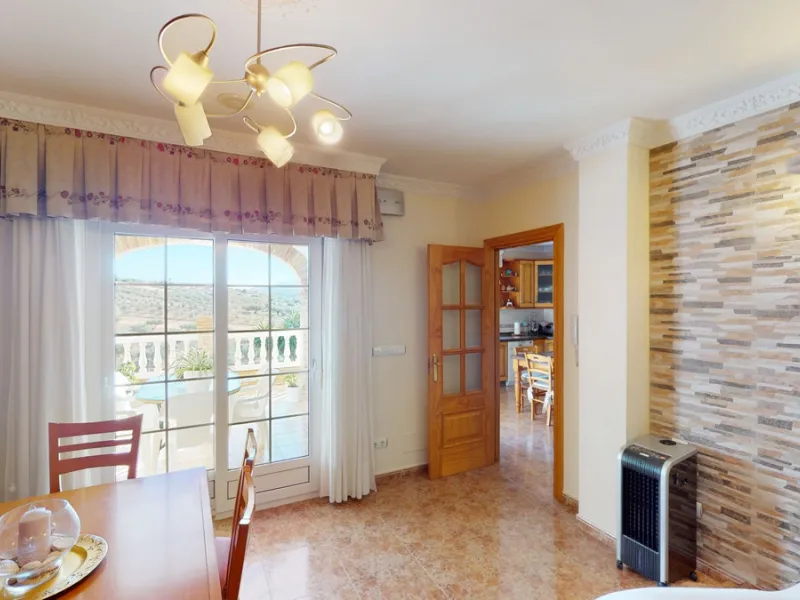 This well-located spacious villa offers the possibility for two families to live separately. The garage of 217 m2 has room for 5 cars, an office and storage space. Entrance to the garden with nice pool, shower, fruit trees and henhouse. Separate room with