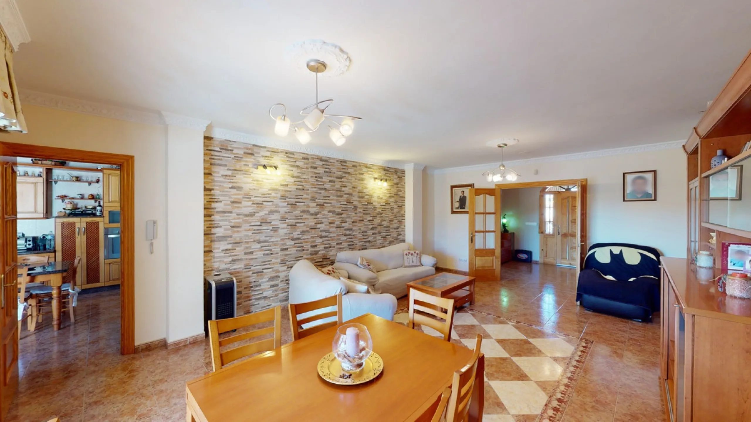This well-located spacious villa offers the possibility for two families to live separately. The garage of 217 m2 has room for 5 cars, an office and storage space. Entrance to the garden with nice pool, shower, fruit trees and henhouse. Separate room with