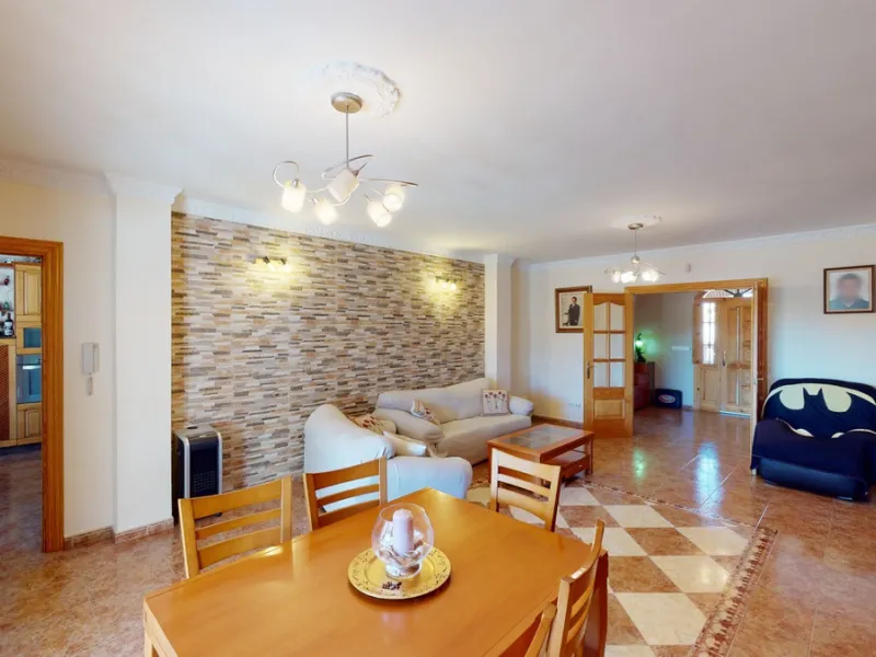 This well-located spacious villa offers the possibility for two families to live separately. The garage of 217 m2 has room for 5 cars, an office and storage space. Entrance to the garden with nice pool, shower, fruit trees and henhouse. Separate room with