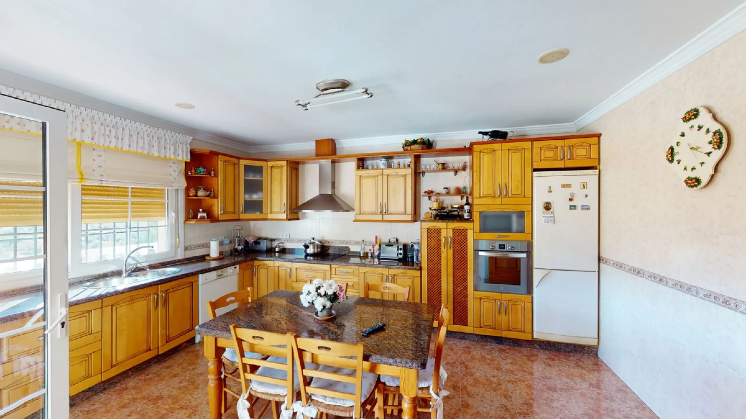 This well-located spacious villa offers the possibility for two families to live separately. The garage of 217 m2 has room for 5 cars, an office and storage space. Entrance to the garden with nice pool, shower, fruit trees and henhouse. Separate room with