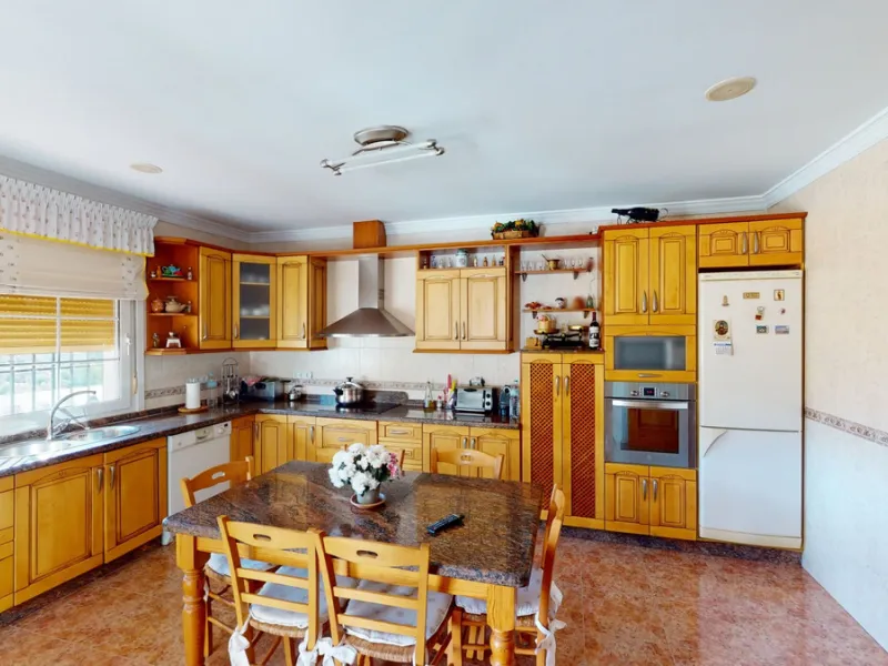 This well-located spacious villa offers the possibility for two families to live separately. The garage of 217 m2 has room for 5 cars, an office and storage space. Entrance to the garden with nice pool, shower, fruit trees and henhouse. Separate room with