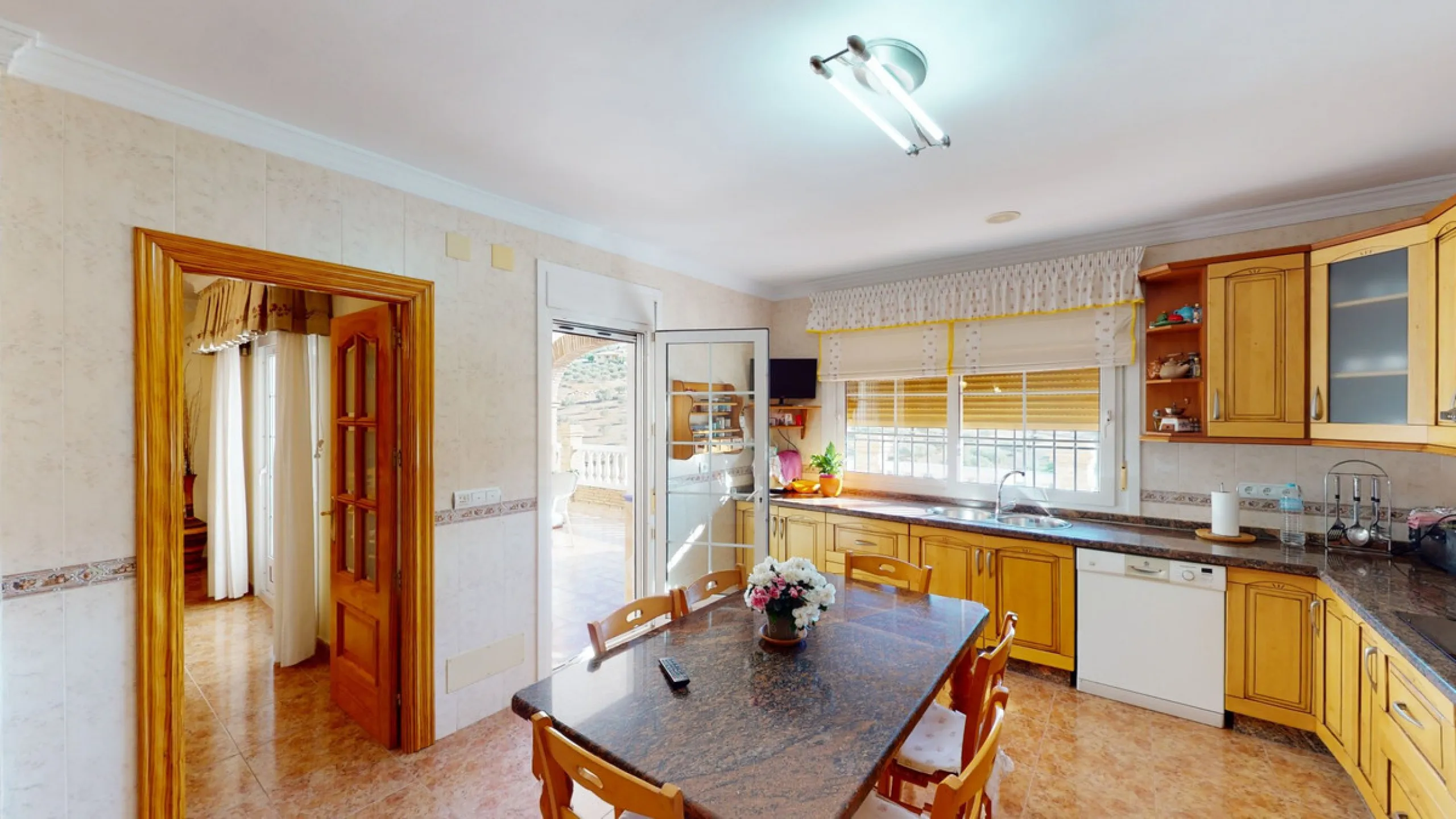 This well-located spacious villa offers the possibility for two families to live separately. The garage of 217 m2 has room for 5 cars, an office and storage space. Entrance to the garden with nice pool, shower, fruit trees and henhouse. Separate room with
