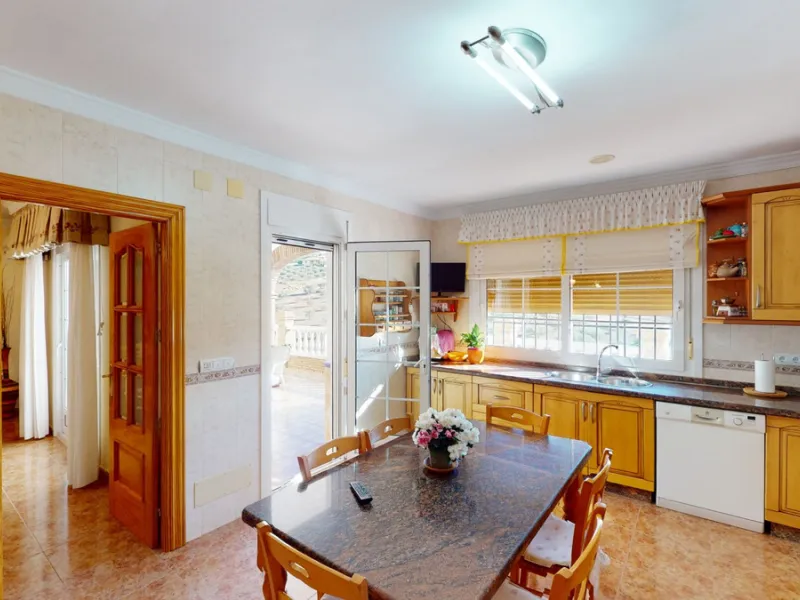 This well-located spacious villa offers the possibility for two families to live separately. The garage of 217 m2 has room for 5 cars, an office and storage space. Entrance to the garden with nice pool, shower, fruit trees and henhouse. Separate room with