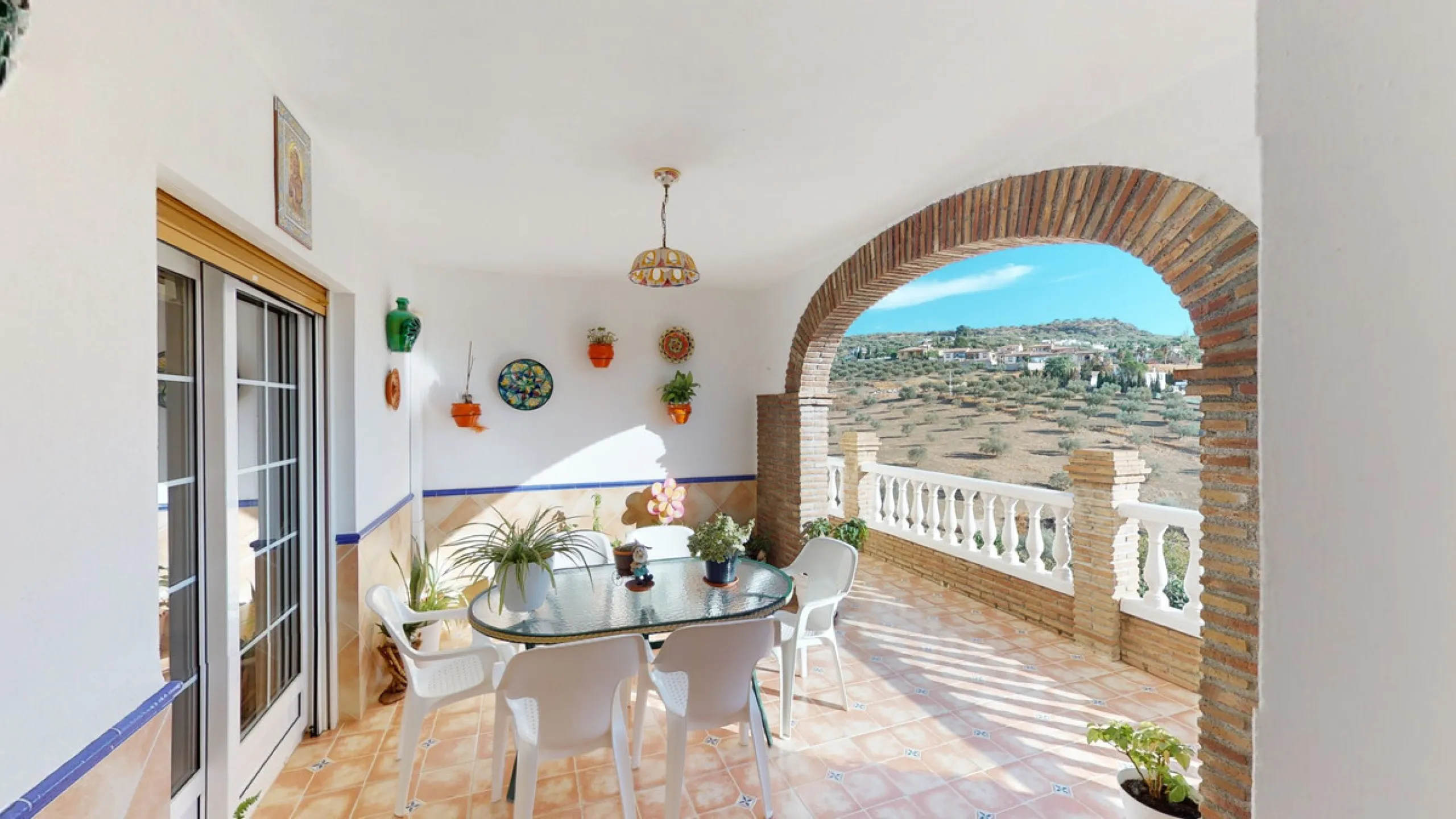 This well-located spacious villa offers the possibility for two families to live separately. The garage of 217 m2 has room for 5 cars, an office and storage space. Entrance to the garden with nice pool, shower, fruit trees and henhouse. Separate room with