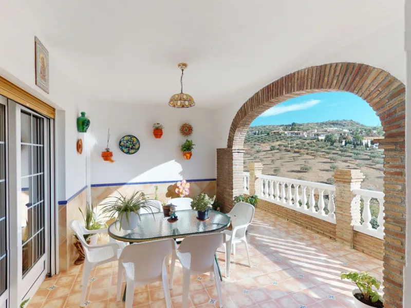 This well-located spacious villa offers the possibility for two families to live separately. The garage of 217 m2 has room for 5 cars, an office and storage space. Entrance to the garden with nice pool, shower, fruit trees and henhouse. Separate room with
