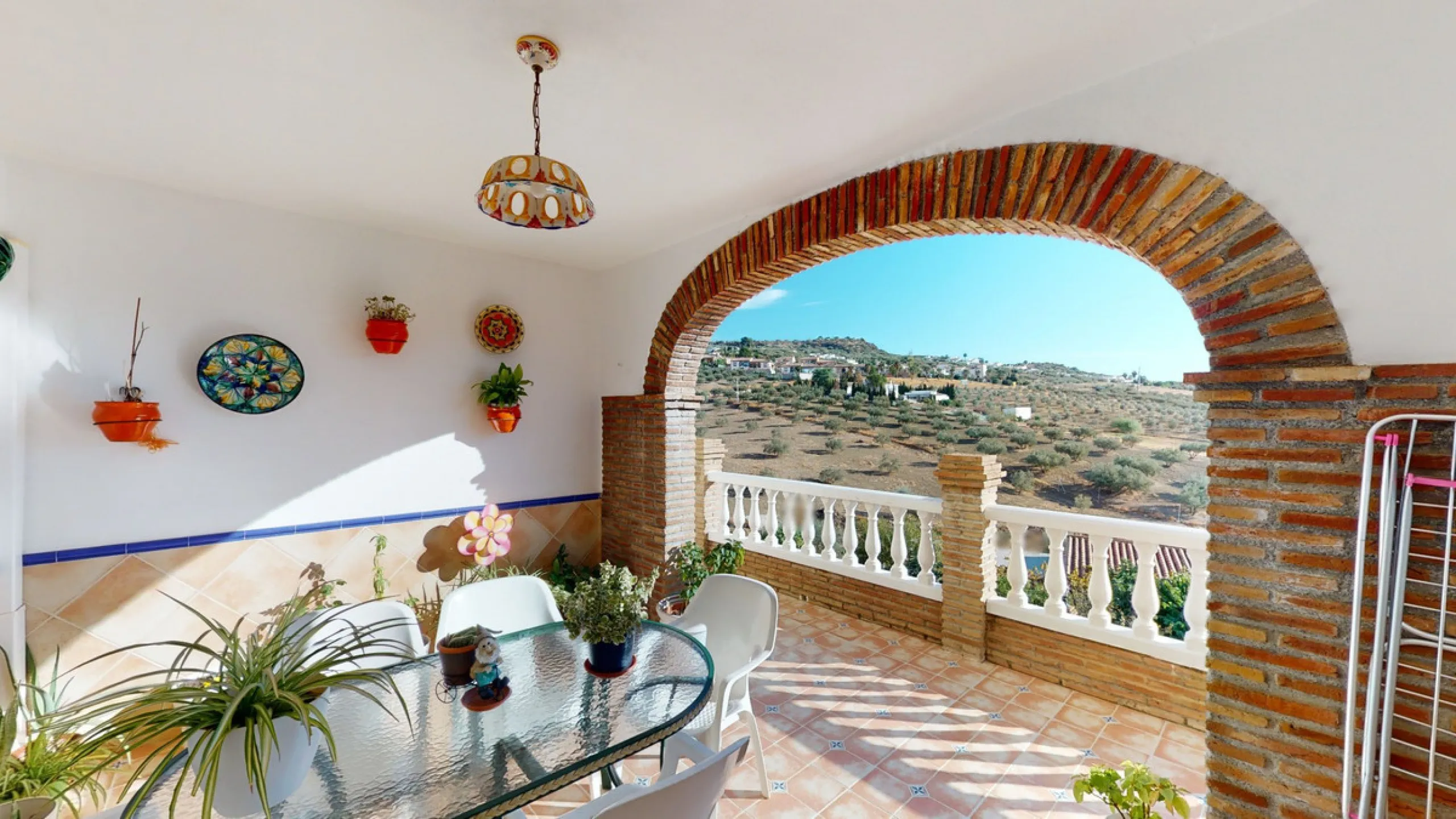 This well-located spacious villa offers the possibility for two families to live separately. The garage of 217 m2 has room for 5 cars, an office and storage space. Entrance to the garden with nice pool, shower, fruit trees and henhouse. Separate room with