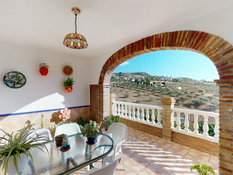 This well-located spacious villa offers the possibility for two families to live separately. The garage of 217 m2 has room for 5 cars, an office and storage space. Entrance to the garden with nice pool, shower, fruit trees and henhouse. Separate room with