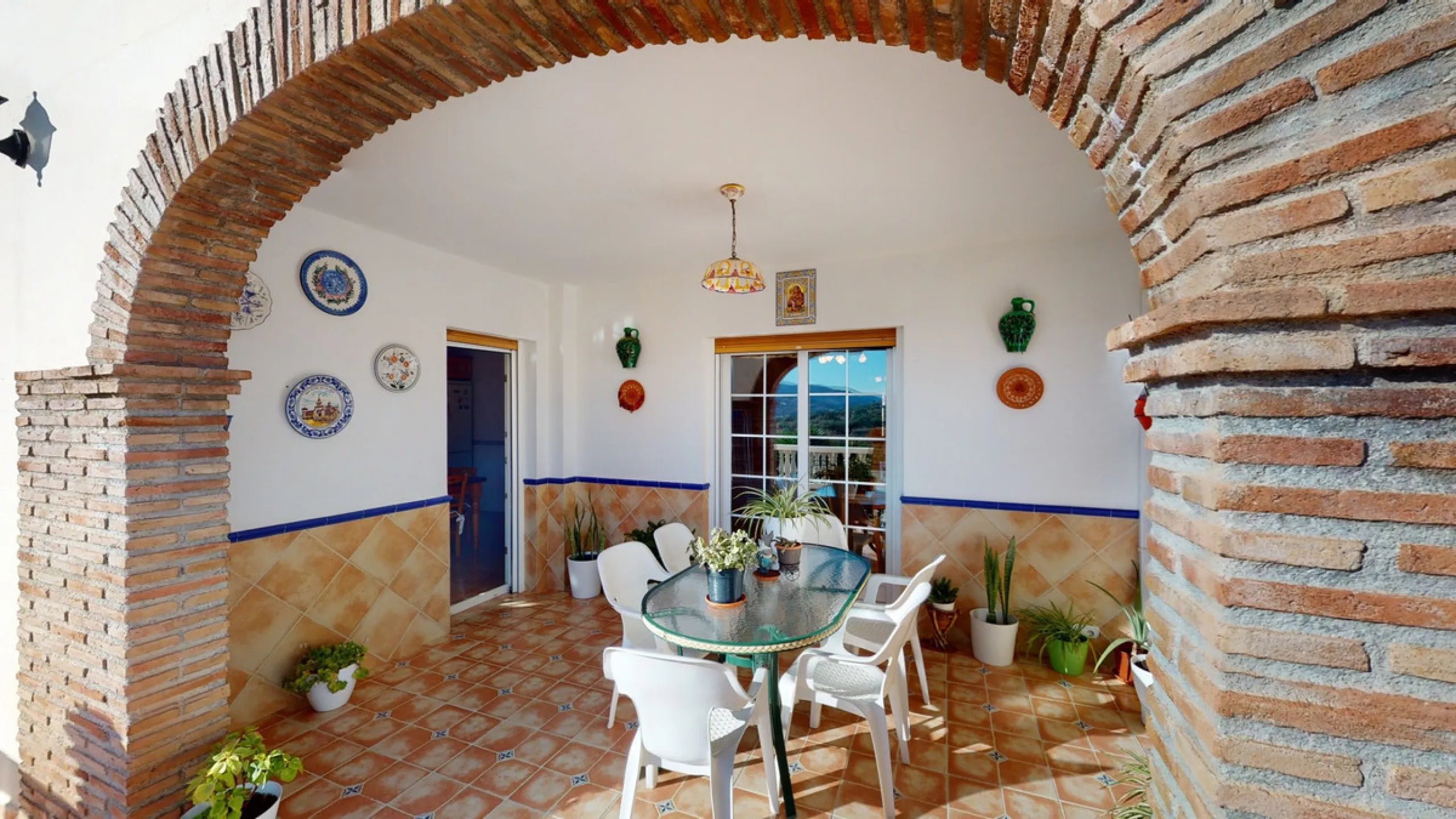 This well-located spacious villa offers the possibility for two families to live separately. The garage of 217 m2 has room for 5 cars, an office and storage space. Entrance to the garden with nice pool, shower, fruit trees and henhouse. Separate room with