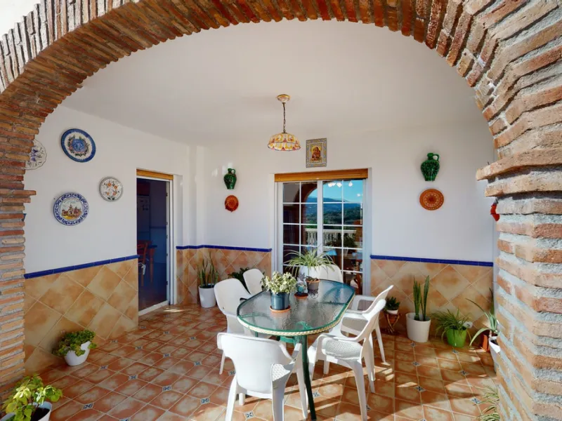 This well-located spacious villa offers the possibility for two families to live separately. The garage of 217 m2 has room for 5 cars, an office and storage space. Entrance to the garden with nice pool, shower, fruit trees and henhouse. Separate room with
