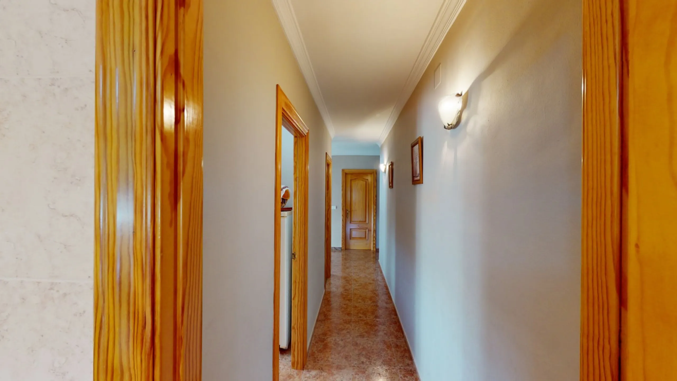This well-located spacious villa offers the possibility for two families to live separately. The garage of 217 m2 has room for 5 cars, an office and storage space. Entrance to the garden with nice pool, shower, fruit trees and henhouse. Separate room with