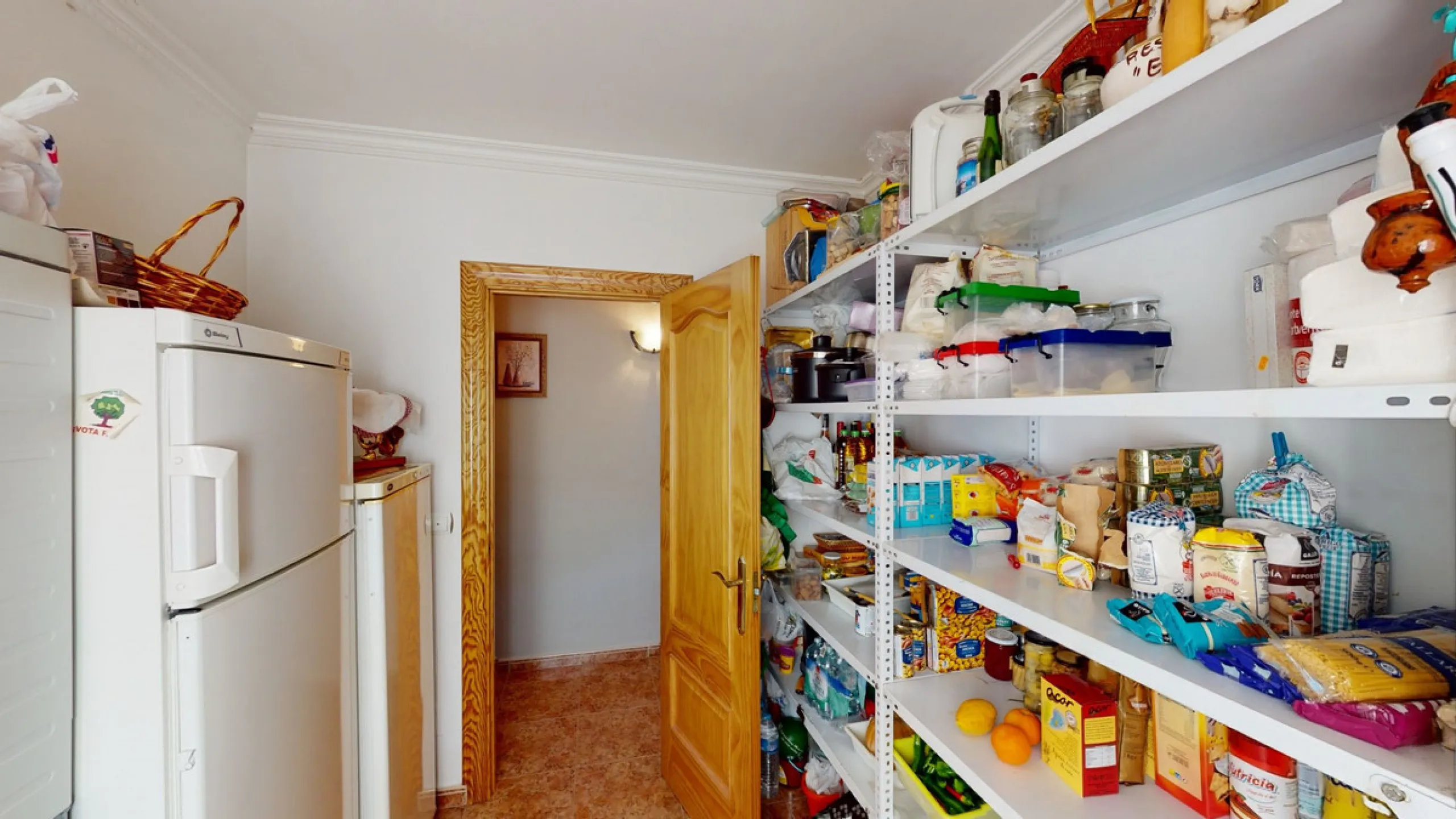 This well-located spacious villa offers the possibility for two families to live separately. The garage of 217 m2 has room for 5 cars, an office and storage space. Entrance to the garden with nice pool, shower, fruit trees and henhouse. Separate room with