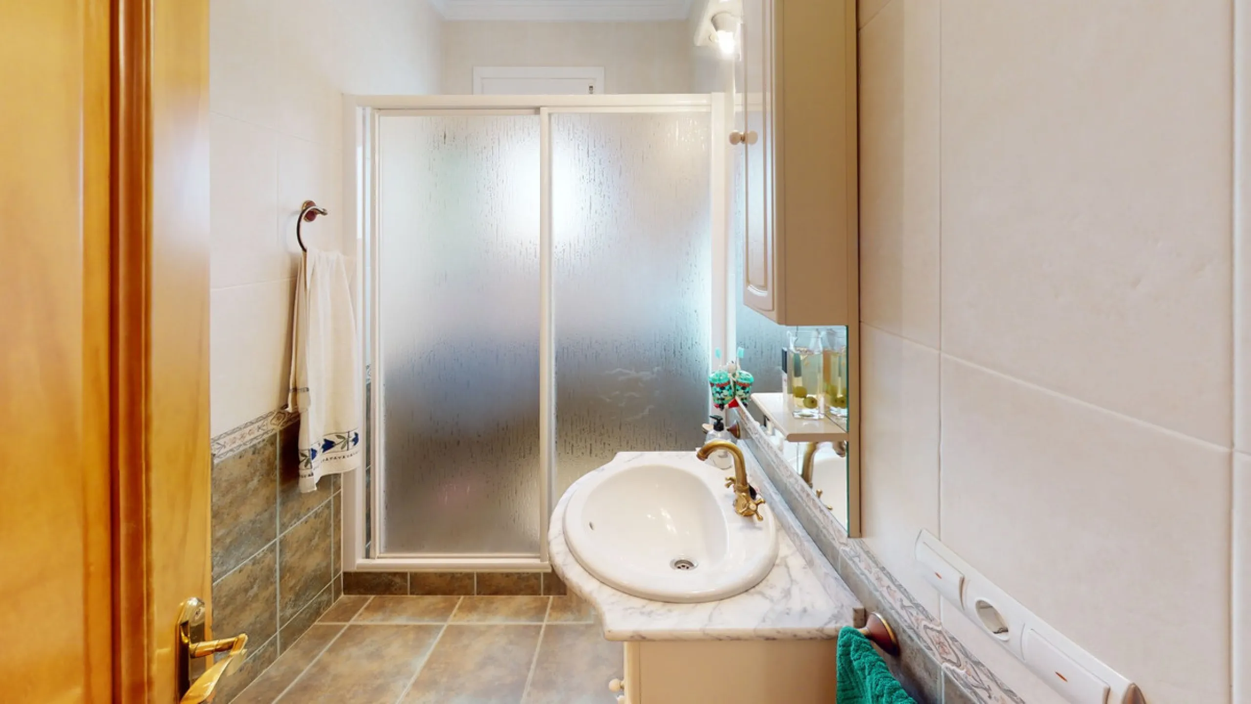 This well-located spacious villa offers the possibility for two families to live separately. The garage of 217 m2 has room for 5 cars, an office and storage space. Entrance to the garden with nice pool, shower, fruit trees and henhouse. Separate room with